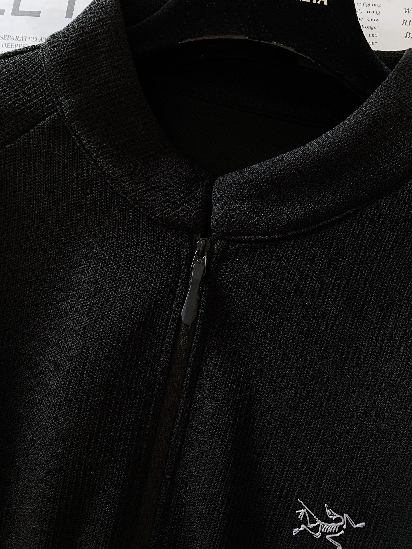 ￼ 
ARCTERYX 始祖鸟 2025FW早秋新品 
半拉链休闲打底卫衣，硬核品质藏在这些里👇

面料