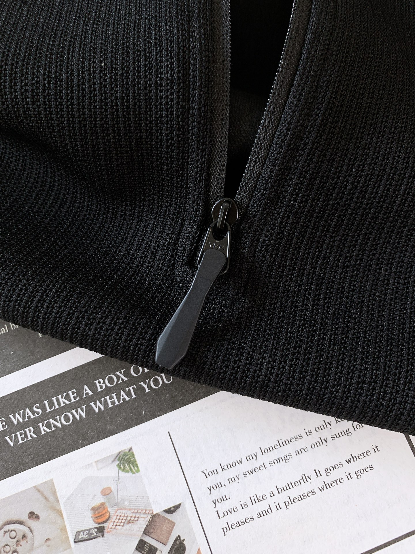 ￼ 
ARCTERYX 始祖鸟 2025FW早秋新品 
半拉链休闲打底卫衣，硬核品质藏在这些里👇

面料