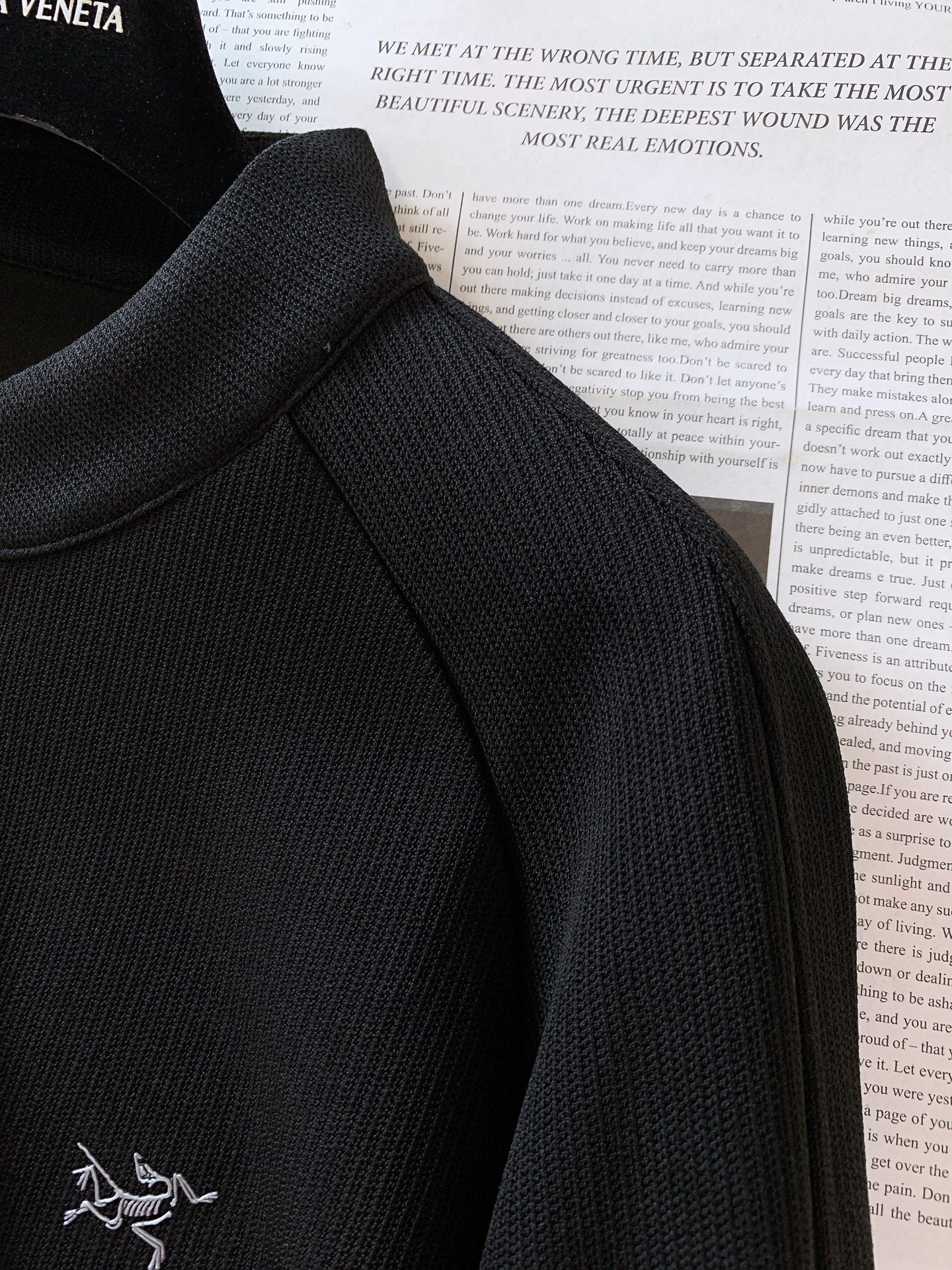 ￼ 
ARCTERYX 始祖鸟 2025FW早秋新品 
半拉链休闲打底卫衣，硬核品质藏在这些里👇

面料