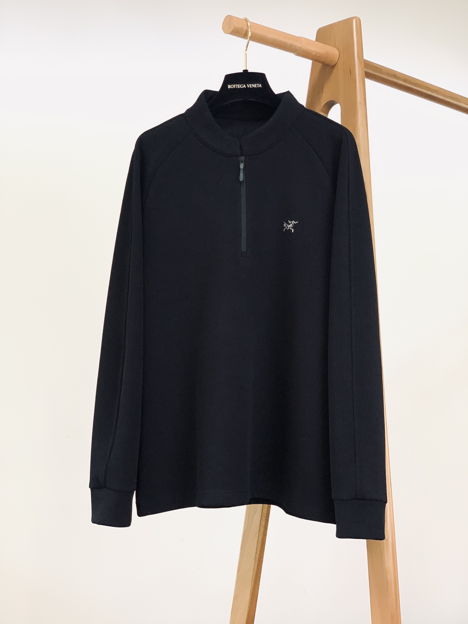￼ 
ARCTERYX 始祖鸟 2025FW早秋新品 
半拉链休闲打底卫衣，硬核品质藏在这些里👇

面料