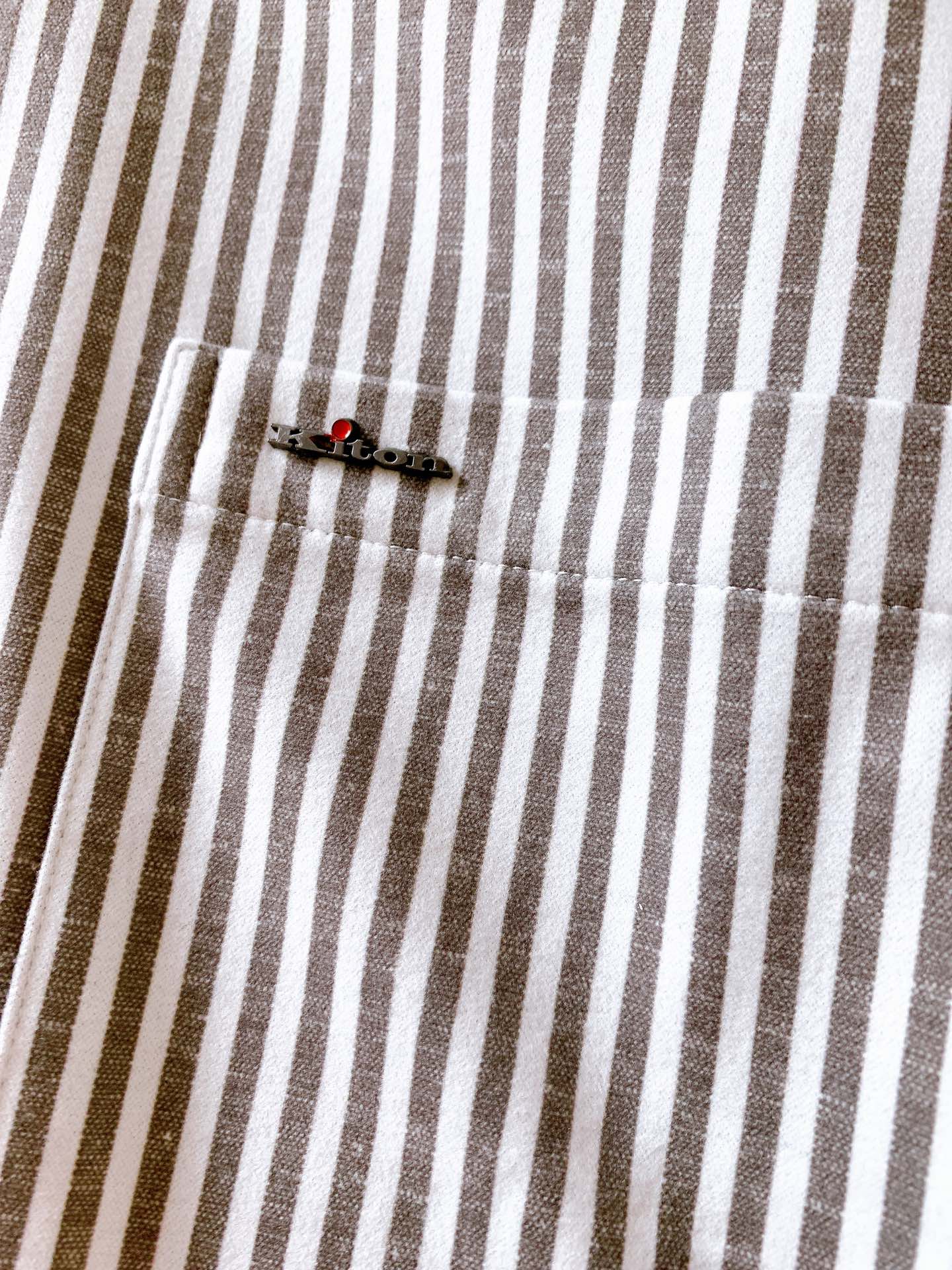 
Kiton 奇顿 2025FW早秋新品 
撞色条纹衬衫👔官网在售，专柜同款！
经典版型衬衫怎么穿都好看