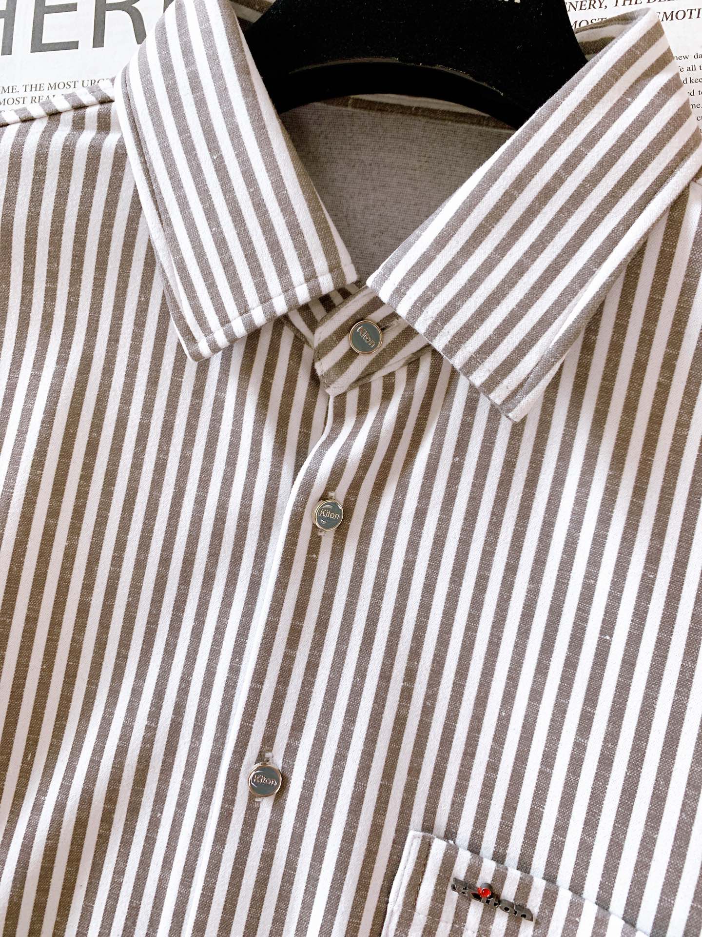 
Kiton 奇顿 2025FW早秋新品 
撞色条纹衬衫👔官网在售，专柜同款！
经典版型衬衫怎么穿都好看