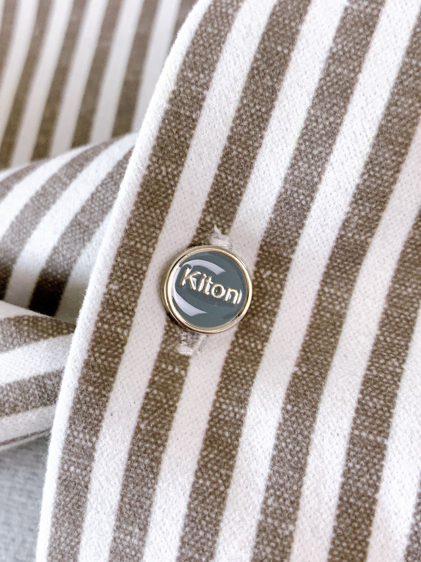 
Kiton 奇顿 2025FW早秋新品 
撞色条纹衬衫👔官网在售，专柜同款！
经典版型衬衫怎么穿都好看