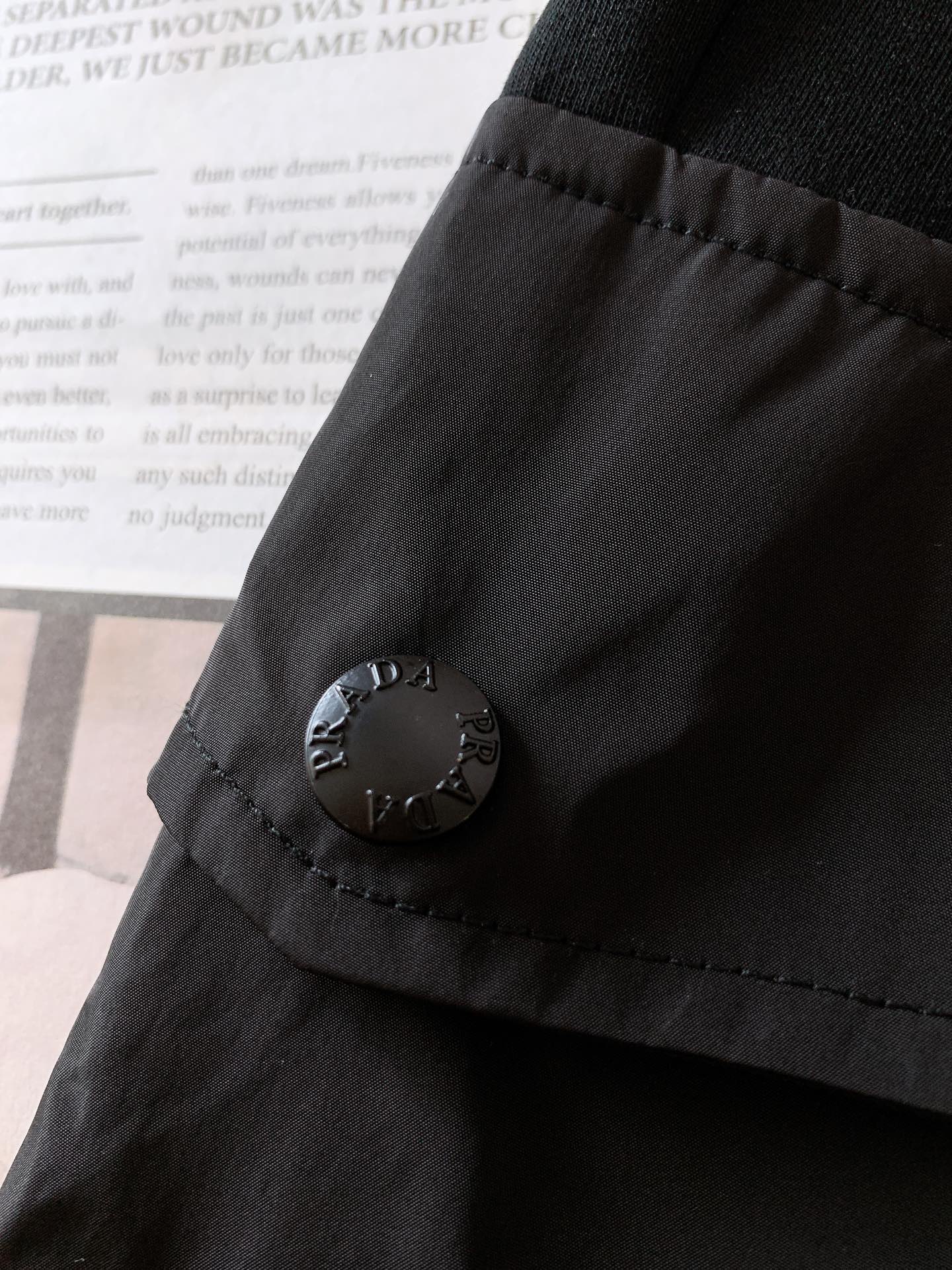 
Prada 普拉达 2025FW早秋新品
复古工装休闲裤，双层针织，定制的面料，客供五金辅料～四季中不