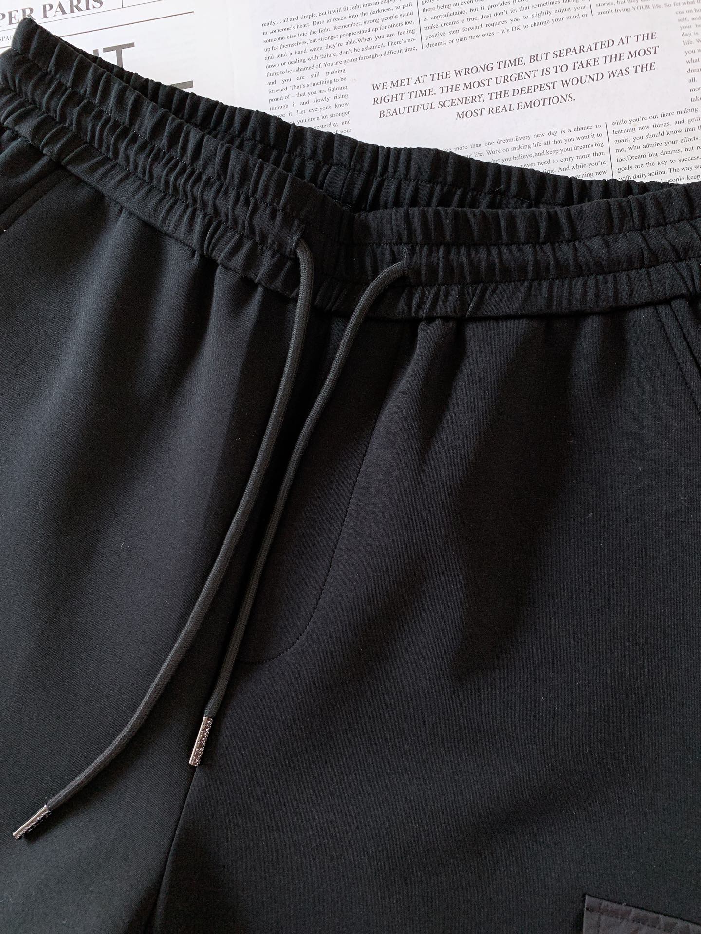 
Prada 普拉达 2025FW早秋新品
复古工装休闲裤，双层针织，定制的面料，客供五金辅料～四季中不