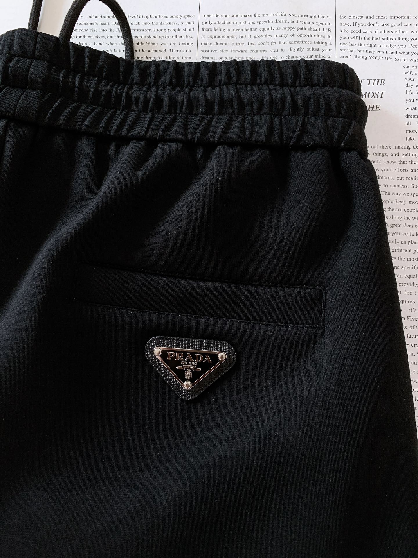 
Prada 普拉达 2025FW早秋新品
复古工装休闲裤，双层针织，定制的面料，客供五金辅料～四季中不