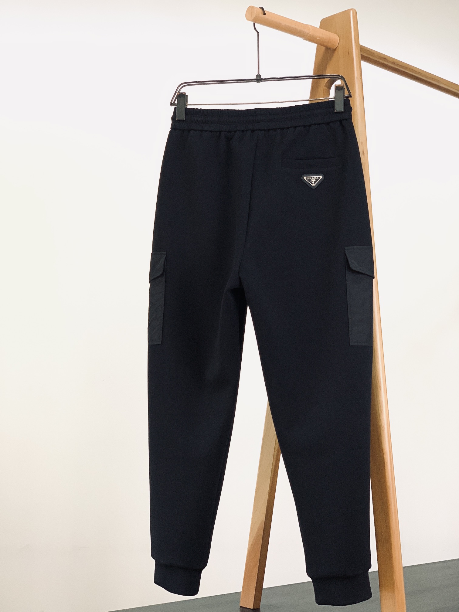 
Prada 普拉达 2025FW早秋新品
复古工装休闲裤，双层针织，定制的面料，客供五金辅料～四季中不