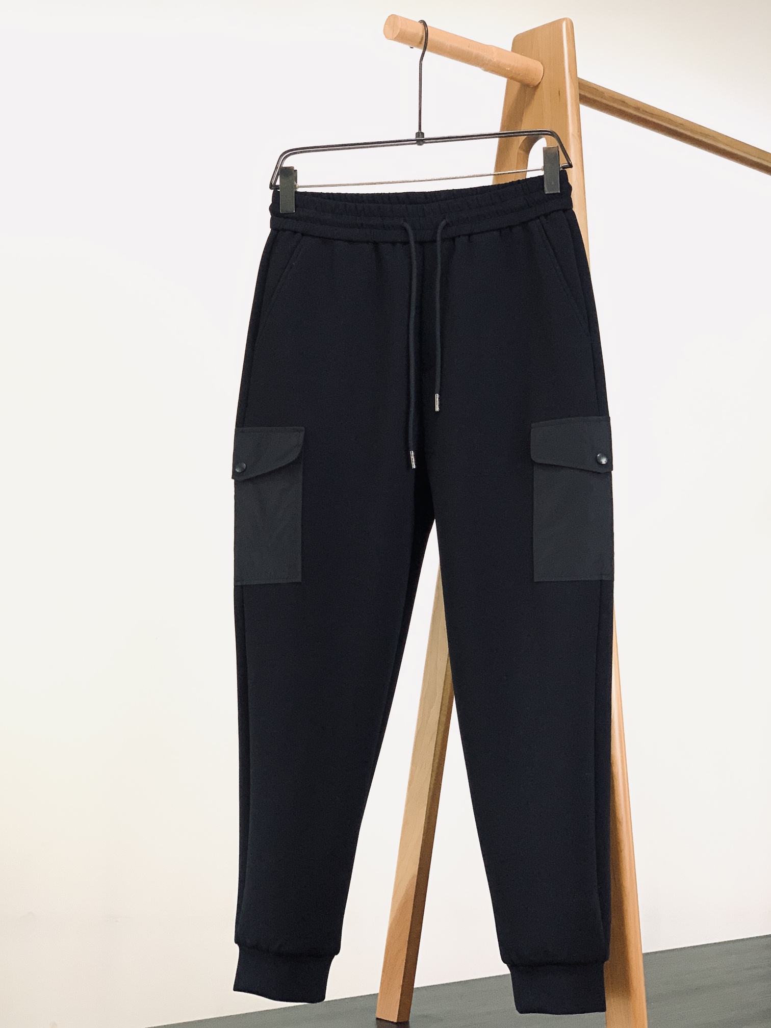 
Prada 普拉达 2025FW早秋新品
复古工装休闲裤，双层针织，定制的面料，客供五金辅料～四季中不