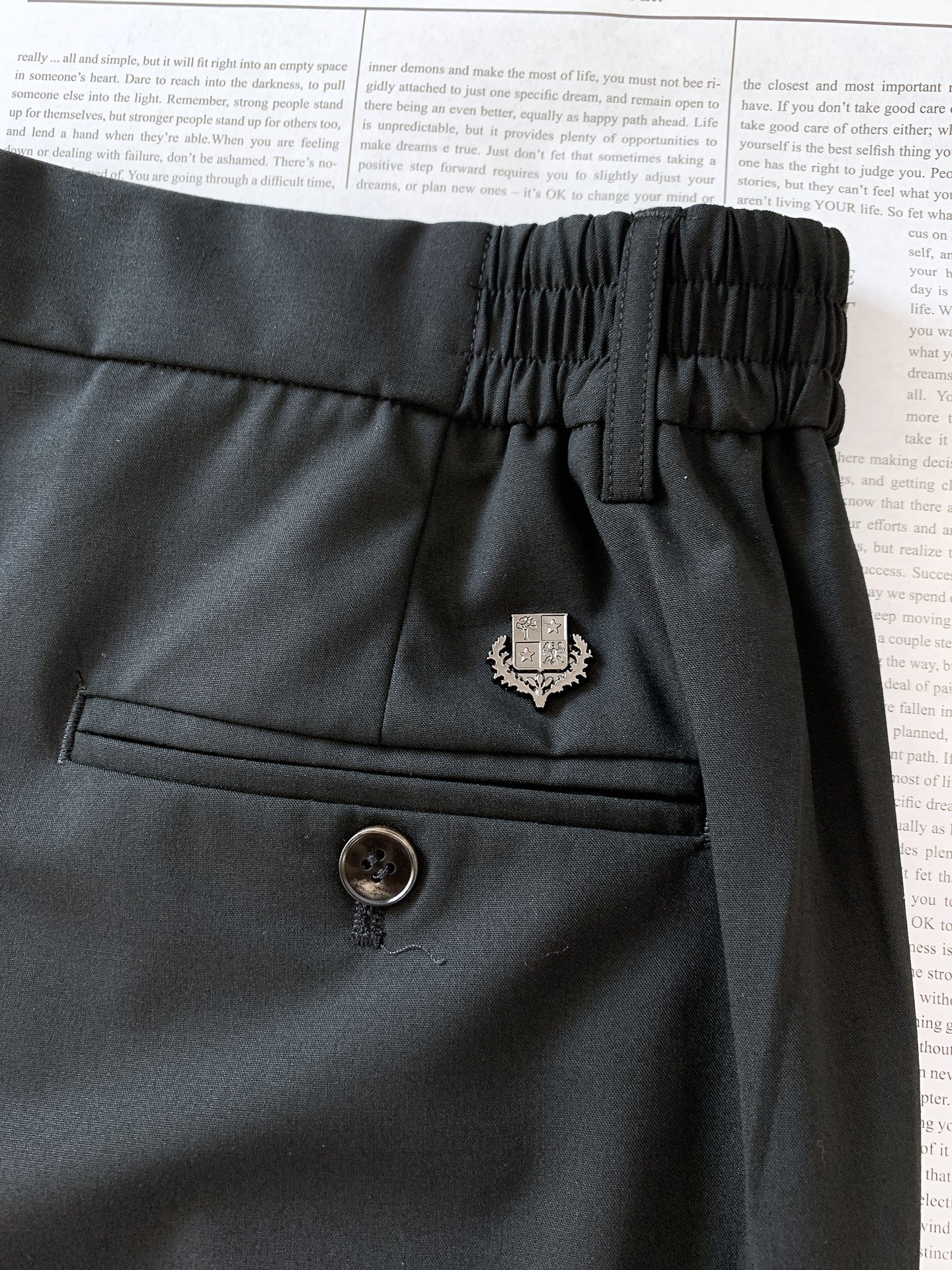 
LoroPiana L.P FW早秋新品 
商务休闲裤，臻选优质面料打造，贴身舒适，独特设计，缔造简约