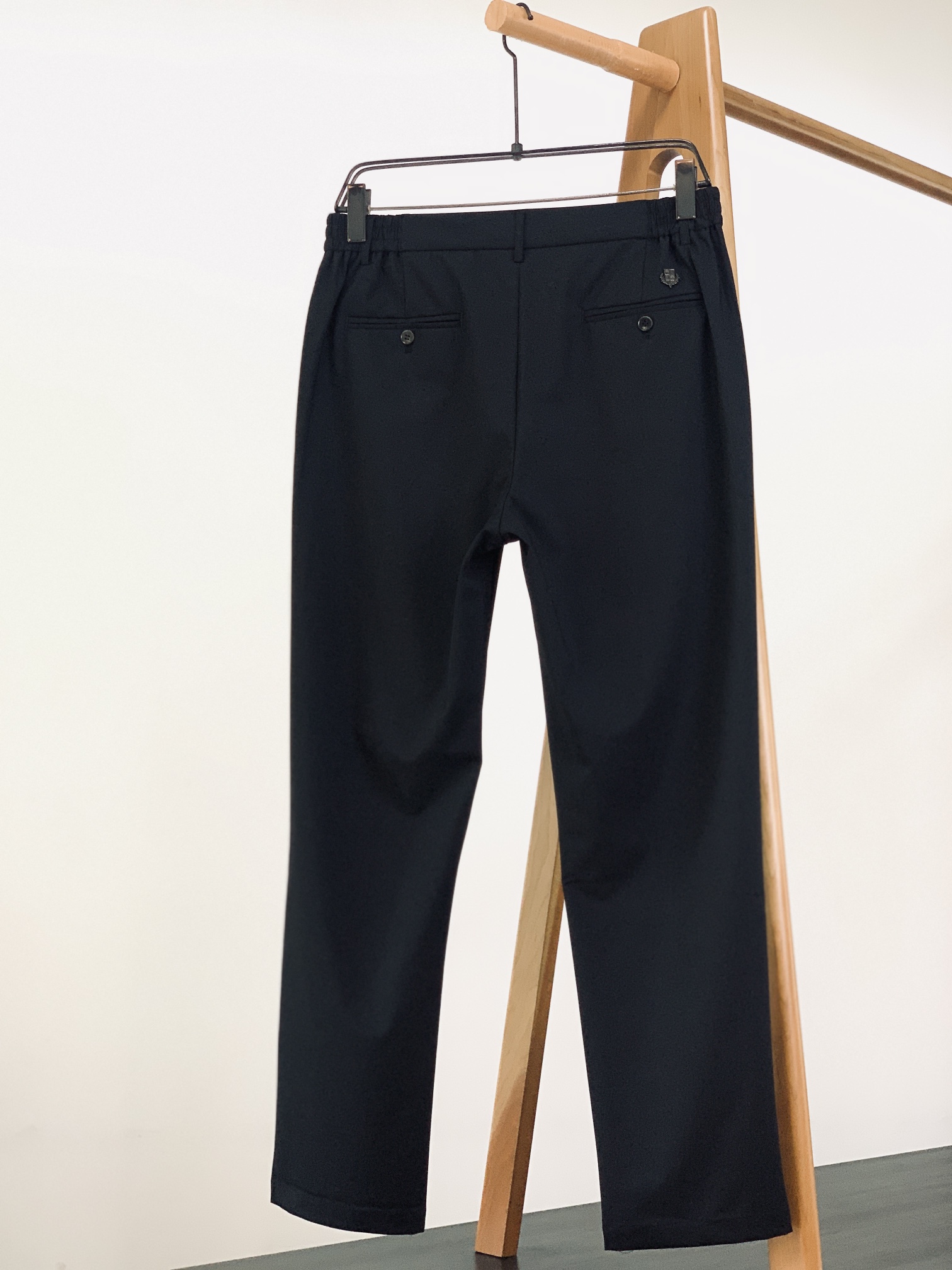 
LoroPiana L.P FW早秋新品 
商务休闲裤，臻选优质面料打造，贴身舒适，独特设计，缔造简约