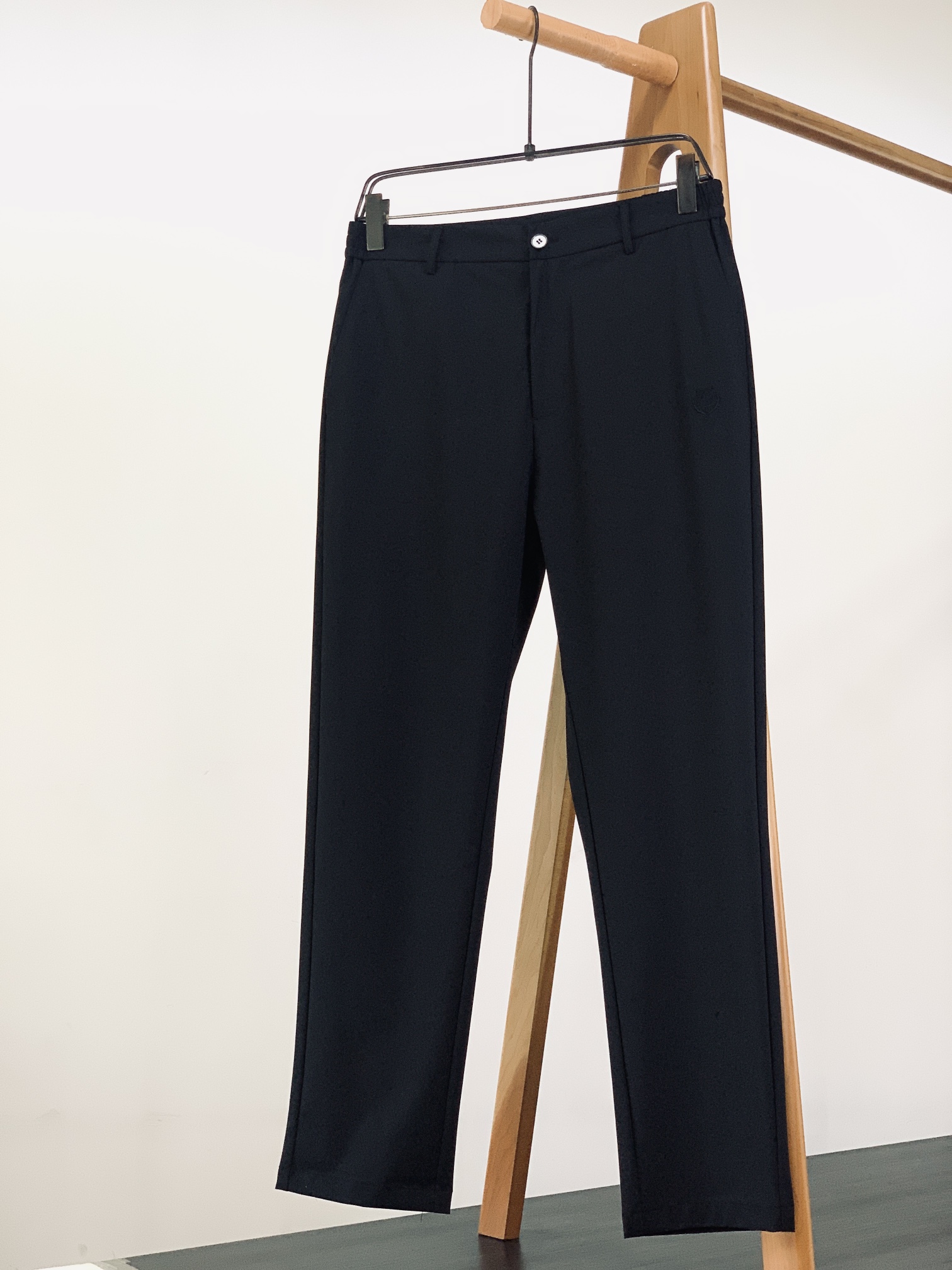 
LoroPiana L.P FW早秋新品 
商务休闲裤，臻选优质面料打造，贴身舒适，独特设计，缔造简约