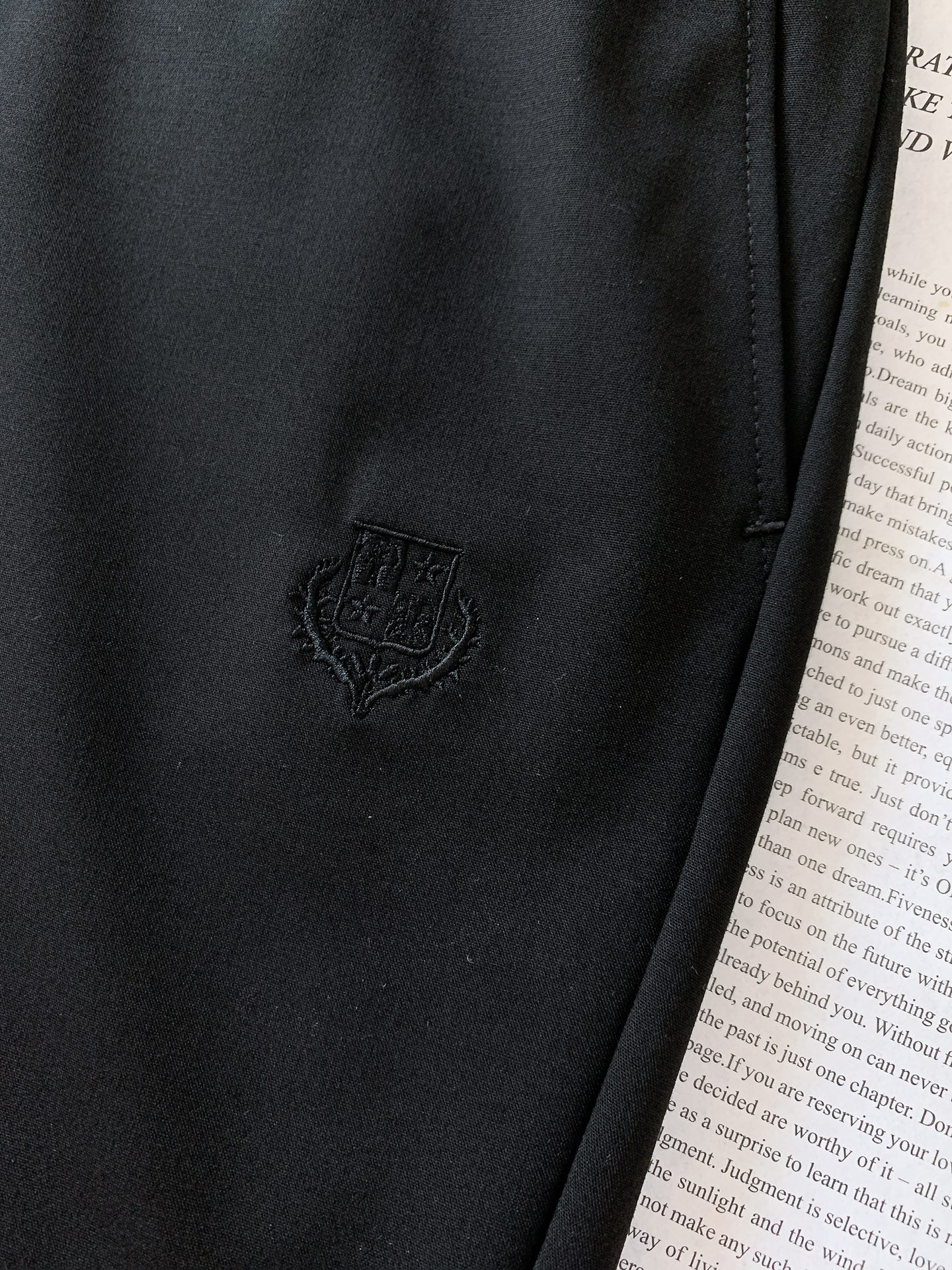 
LoroPiana L.P FW早秋新品 
商务休闲裤，臻选优质面料打造，贴身舒适，独特设计，缔造简约