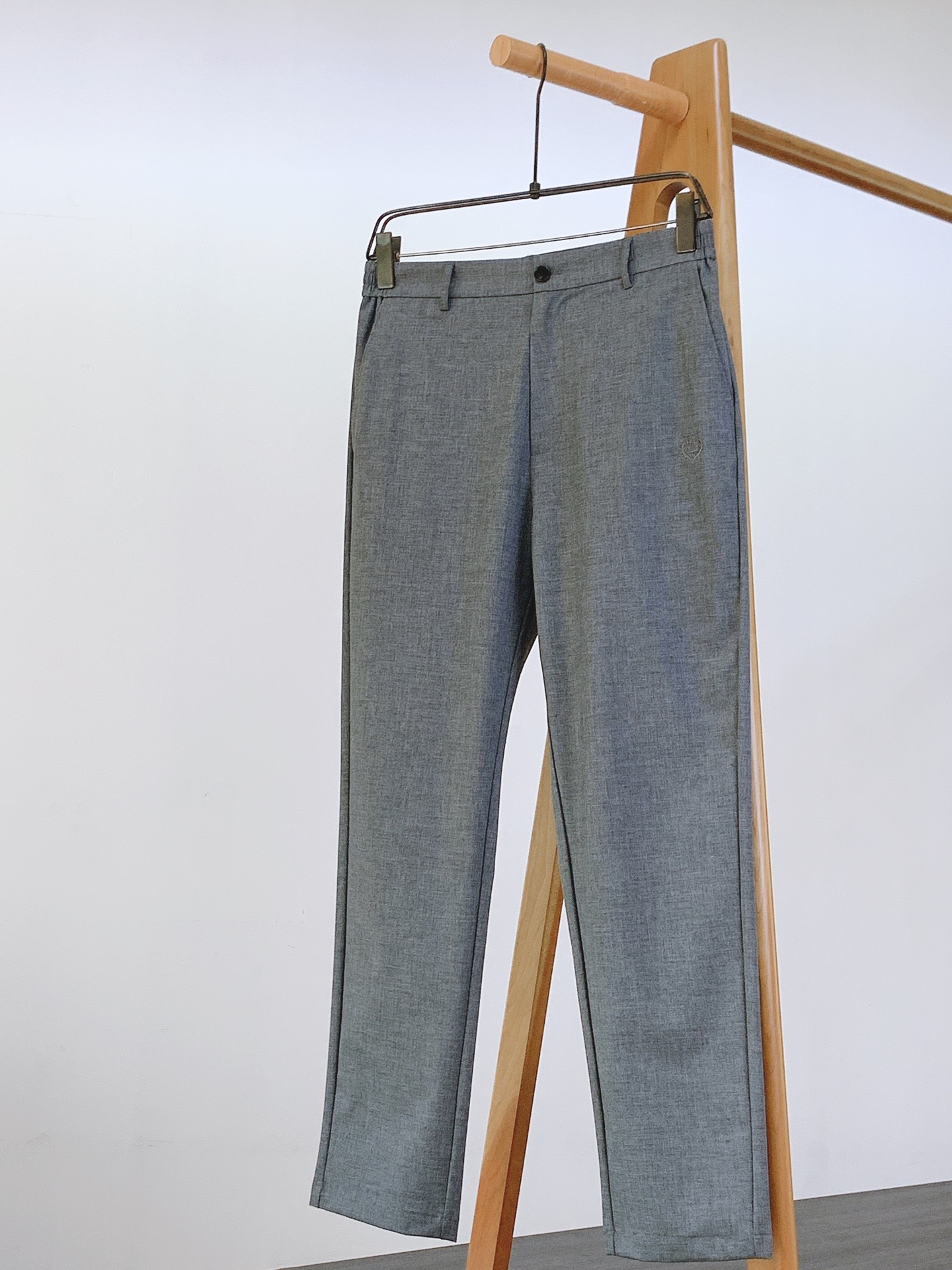 
LoroPiana L.P FW早秋新品 
商务休闲裤，臻选优质面料打造，贴身舒适，独特设计，缔造简约