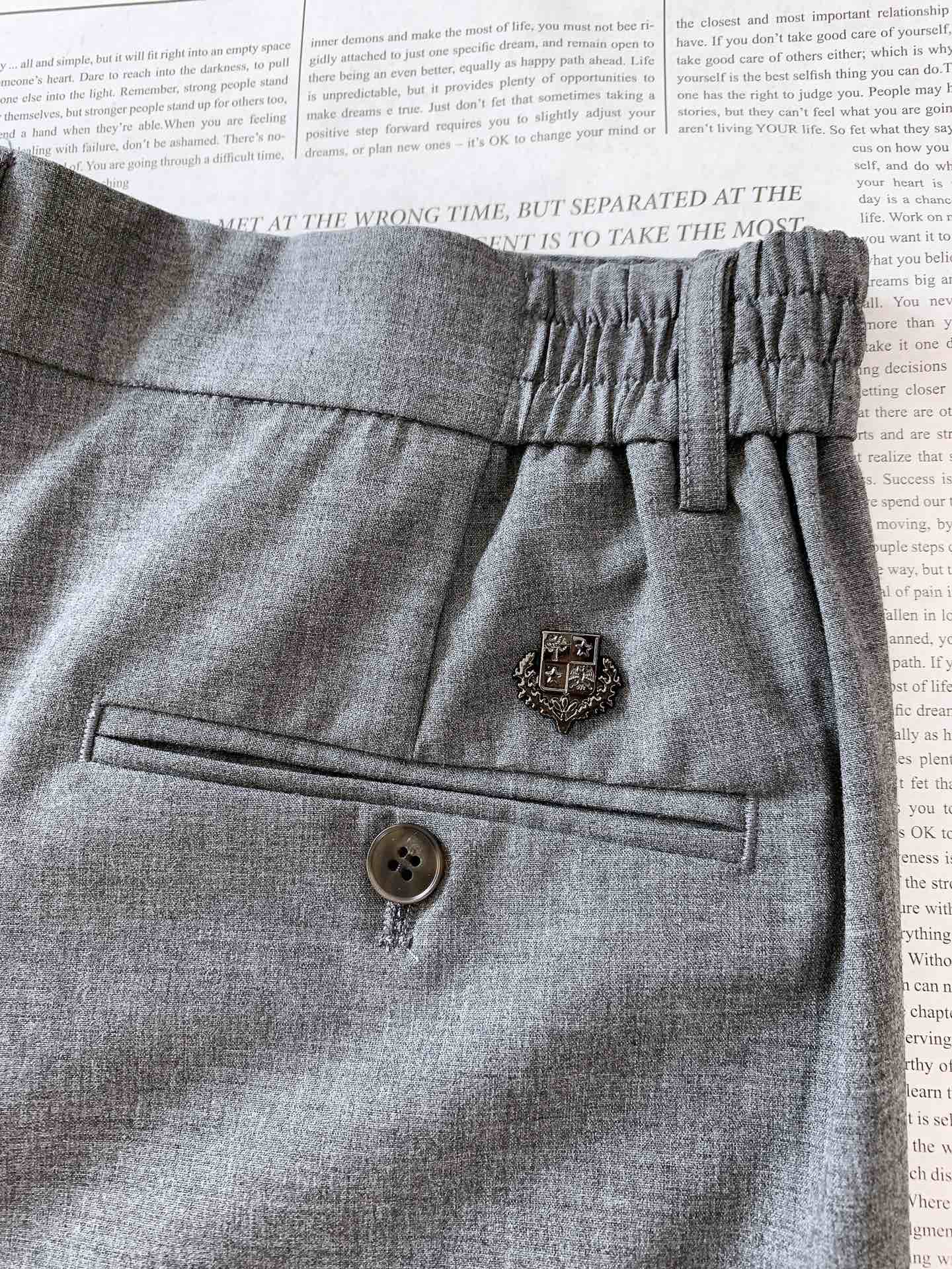 
LoroPiana L.P FW早秋新品 
商务休闲裤，臻选优质面料打造，贴身舒适，独特设计，缔造简约