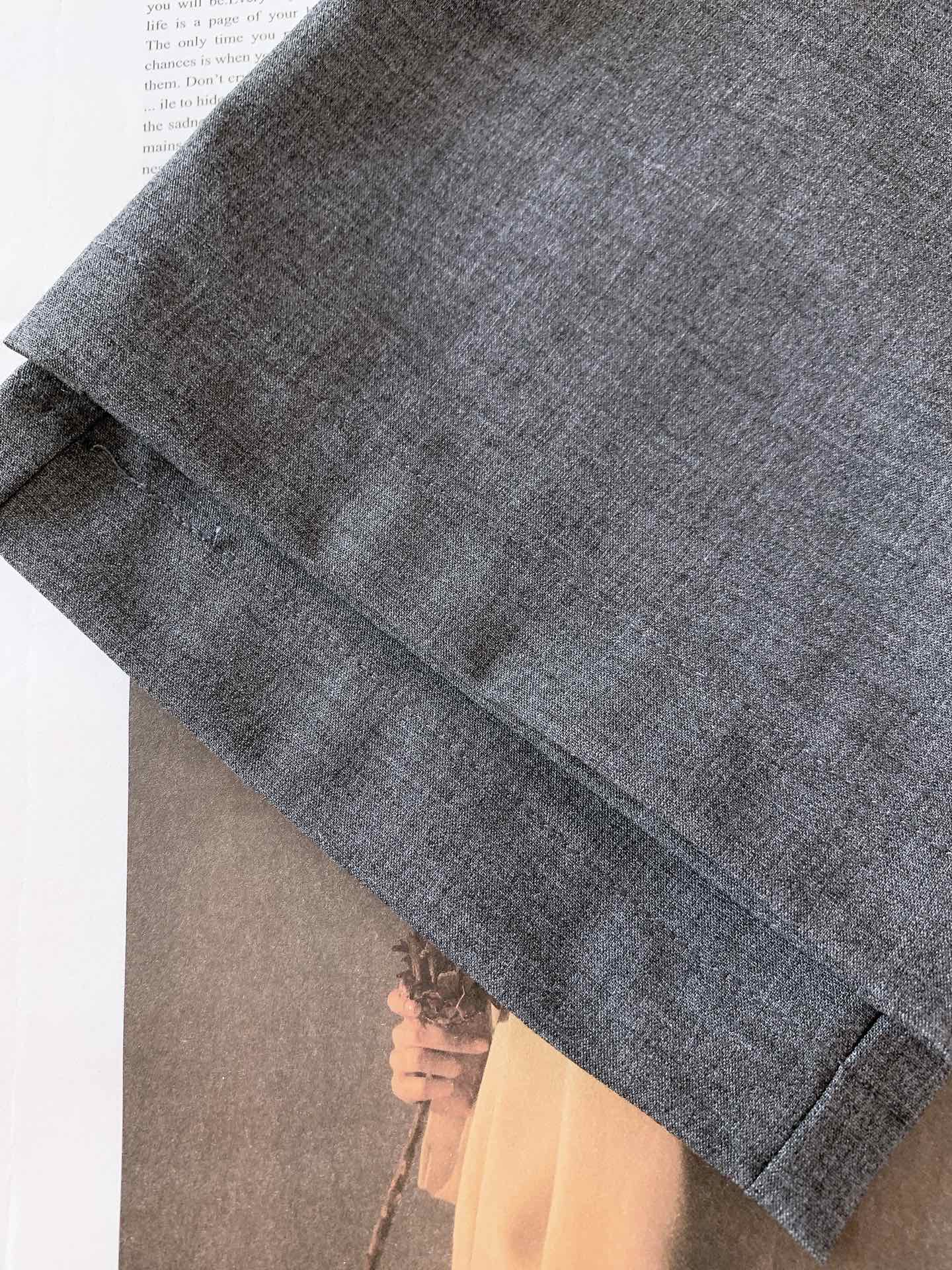 
LoroPiana L.P FW早秋新品 
商务休闲裤，臻选优质面料打造，贴身舒适，独特设计，缔造简约