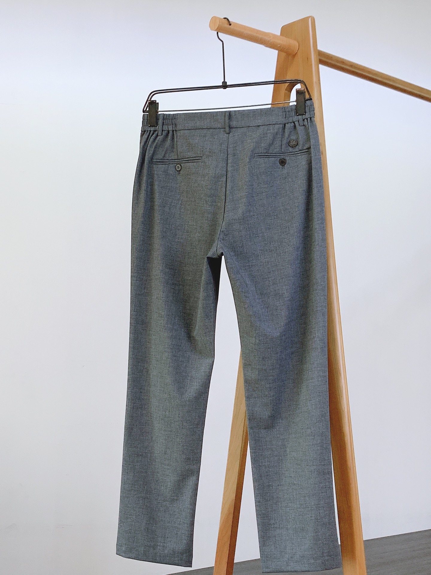 
LoroPiana L.P FW早秋新品 
商务休闲裤，臻选优质面料打造，贴身舒适，独特设计，缔造简约