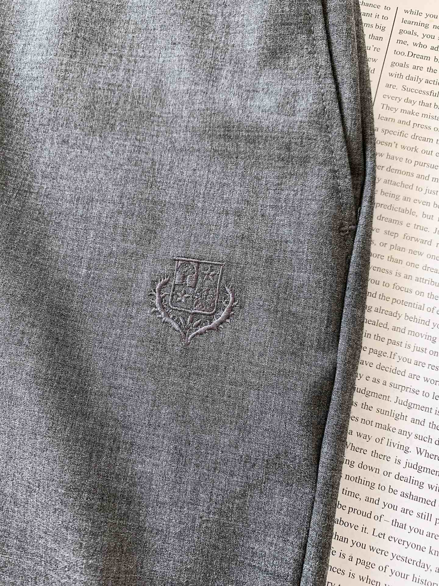 
LoroPiana L.P FW早秋新品 
商务休闲裤，臻选优质面料打造，贴身舒适，独特设计，缔造简约