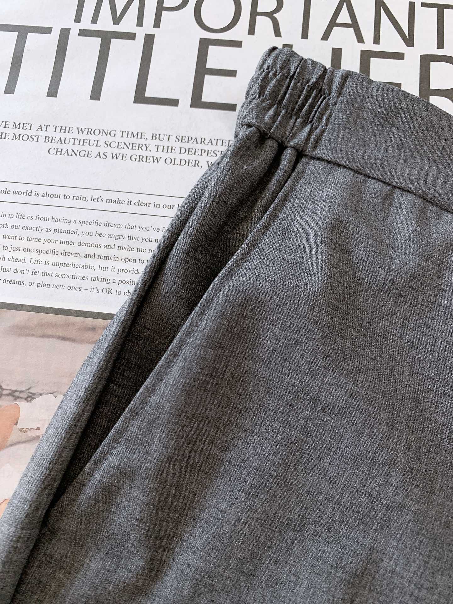 
LoroPiana L.P FW早秋新品 
商务休闲裤，臻选优质面料打造，贴身舒适，独特设计，缔造简约