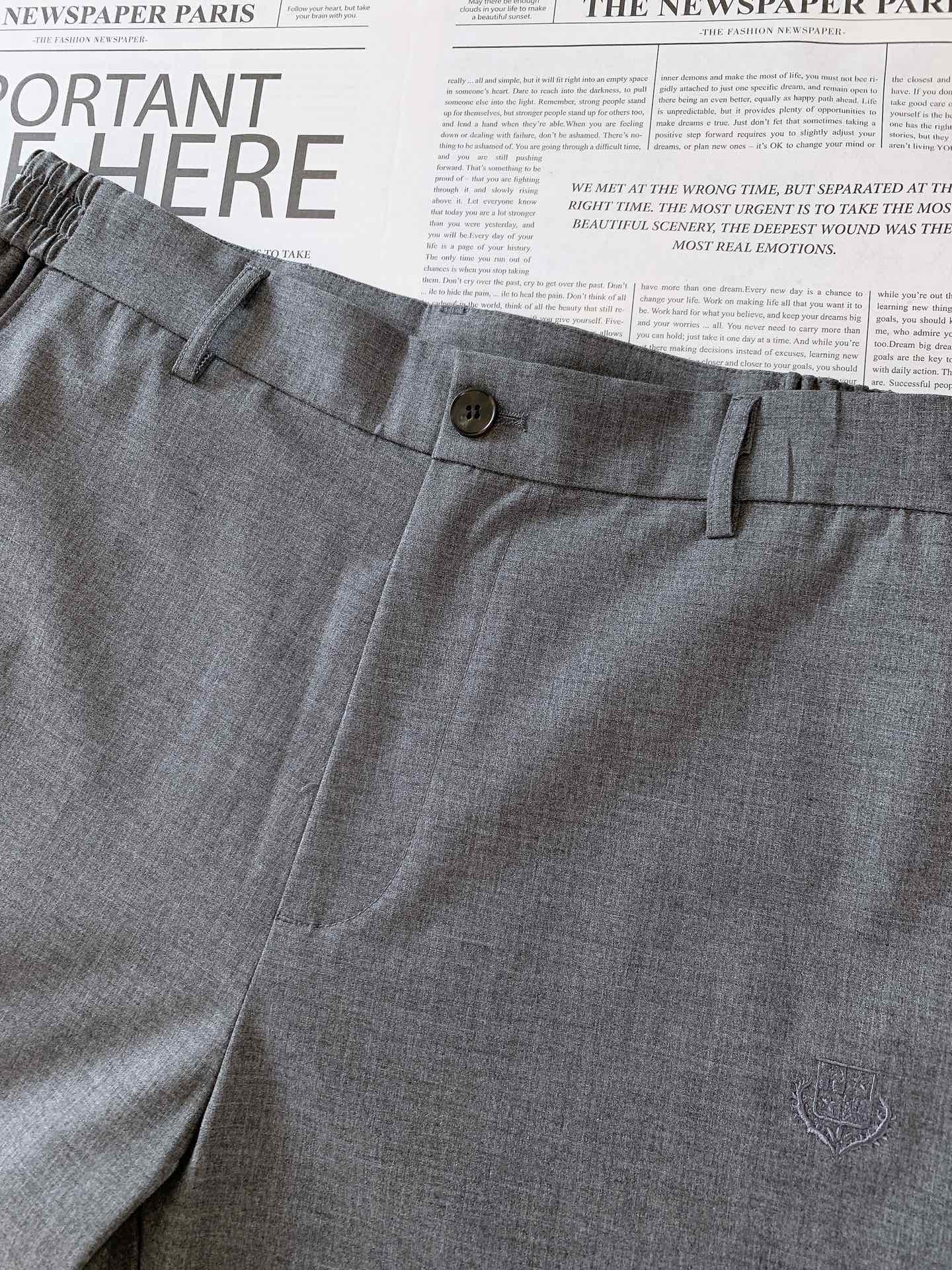 
LoroPiana L.P FW早秋新品 
商务休闲裤，臻选优质面料打造，贴身舒适，独特设计，缔造简约