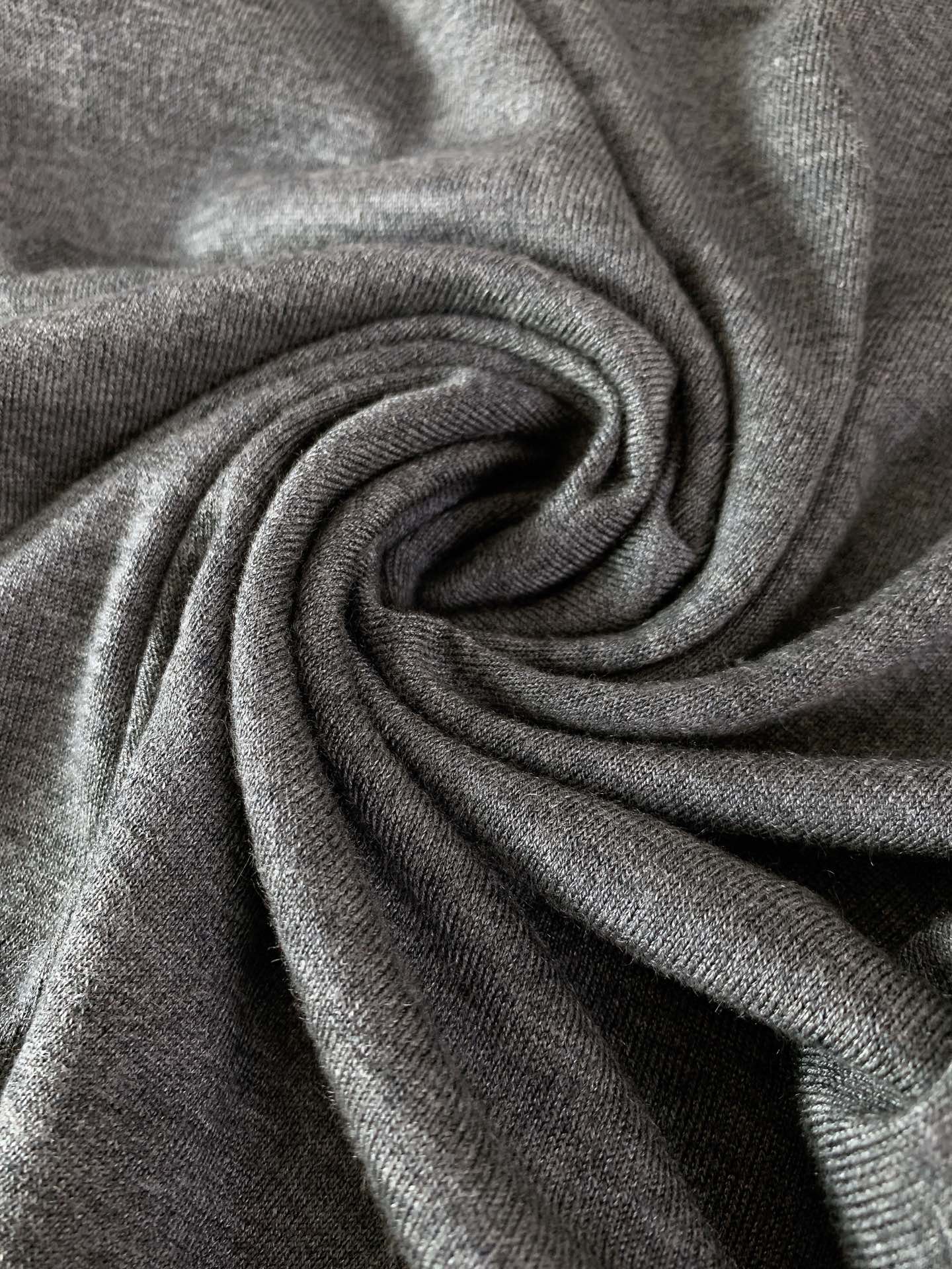 
LoroPiana L.P FW早秋新品 
lP🆕 男款长袖针织打底衫，精致工艺、高级质感、经典单品，