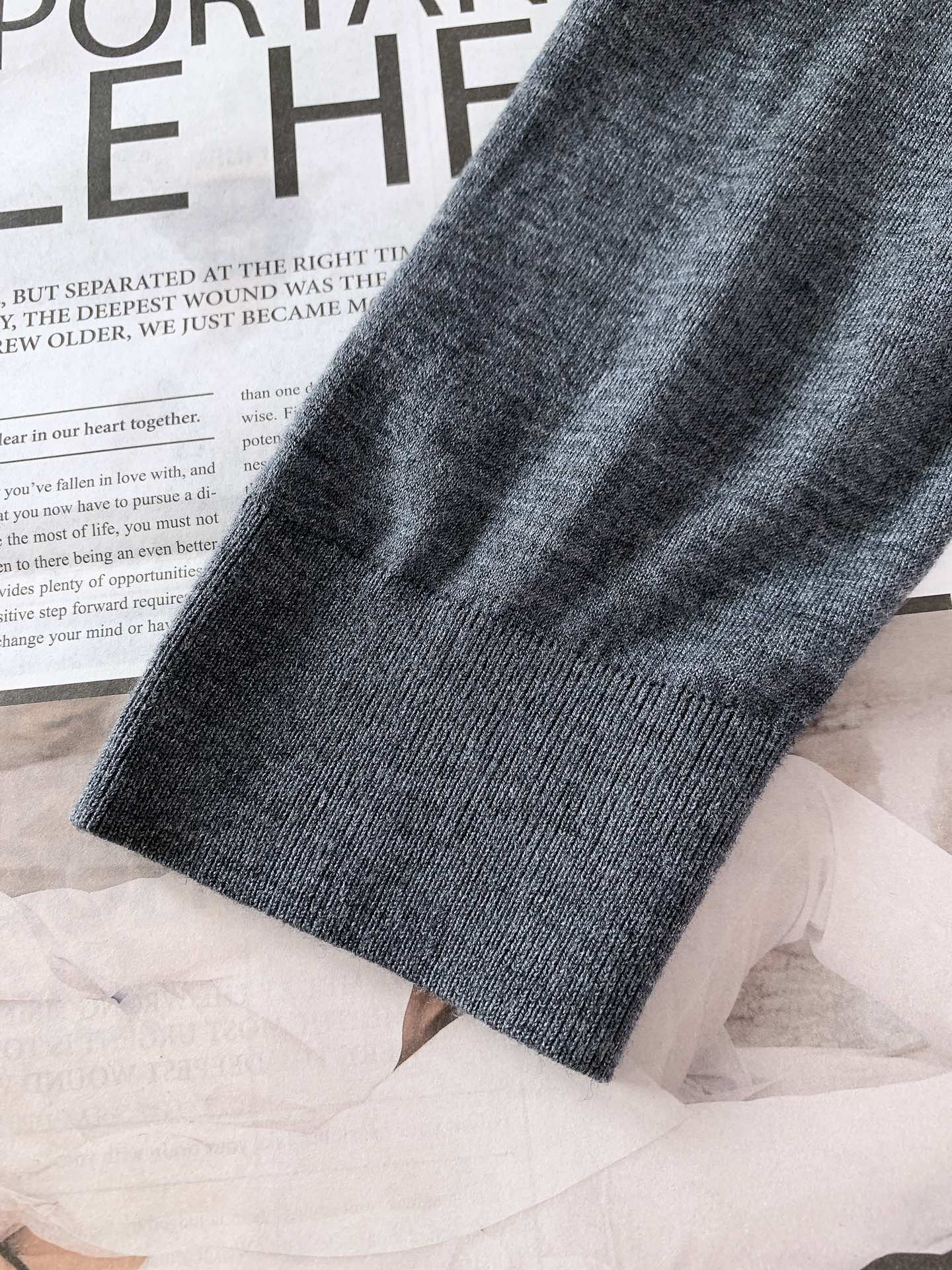 
LoroPiana L.P FW早秋新品 
lP🆕 男款长袖针织打底衫，精致工艺、高级质感、经典单品，