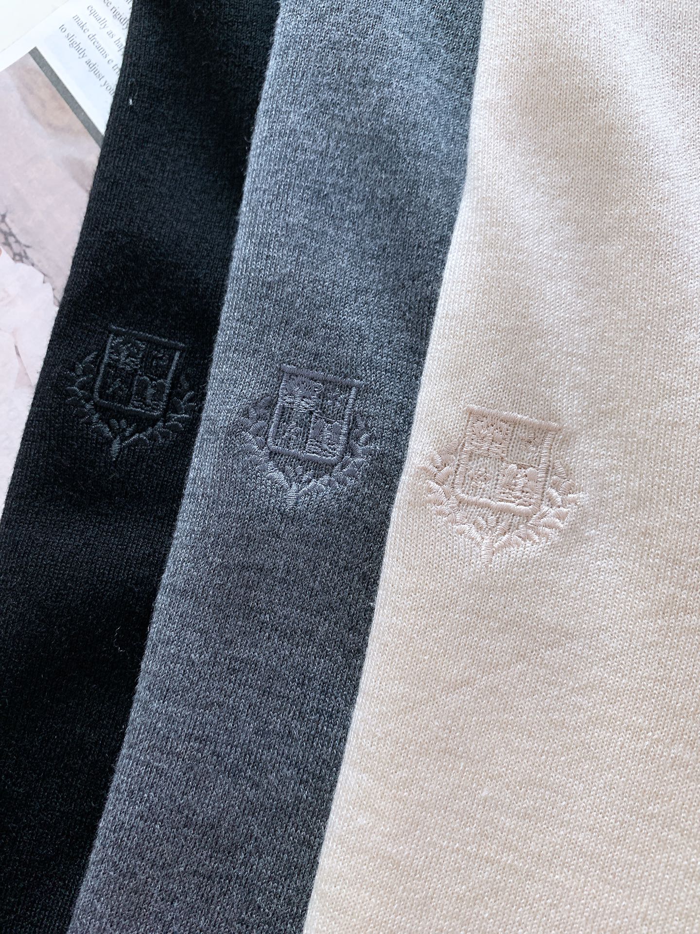 
LoroPiana L.P FW早秋新品 
lP🆕 男款长袖针织打底衫，精致工艺、高级质感、经典单品，