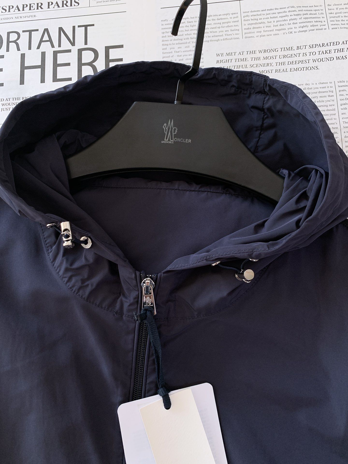 
Moncler 蒙口 2025FW早秋新品 
Olan连帽轻盈夹克。衣袖饰有独特条纹织带设计，经典运动