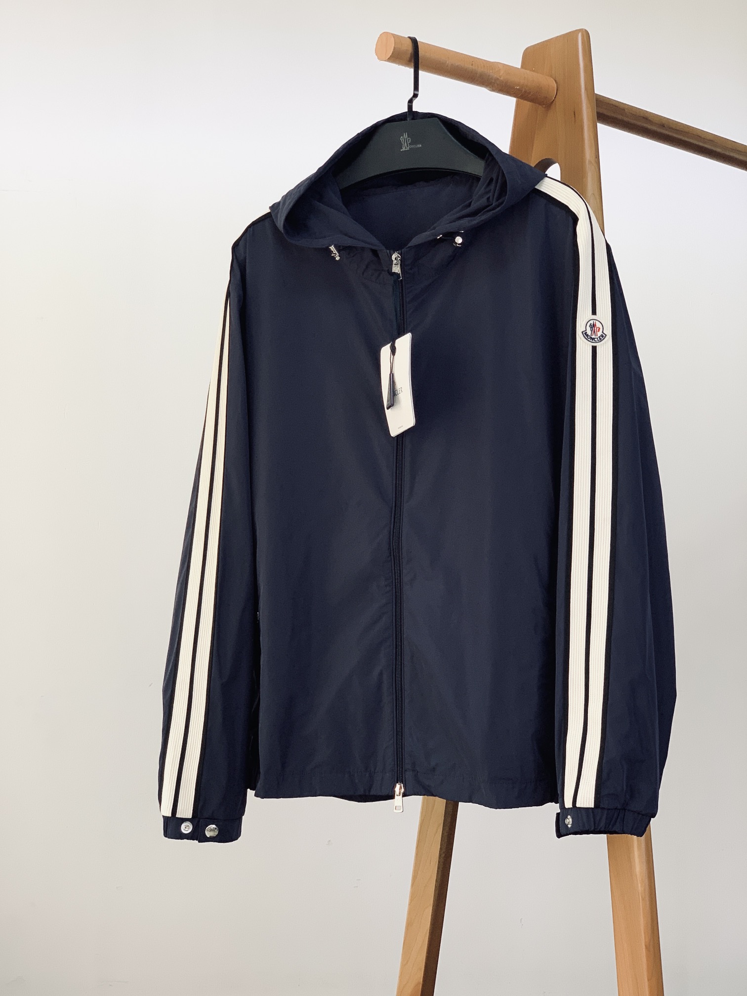 
Moncler 蒙口 2025FW早秋新品 
Olan连帽轻盈夹克。衣袖饰有独特条纹织带设计，经典运动