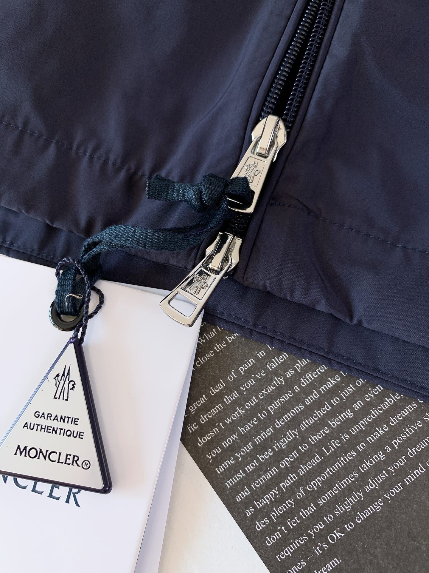 
Moncler 蒙口 2025FW早秋新品 
Olan连帽轻盈夹克。衣袖饰有独特条纹织带设计，经典运动