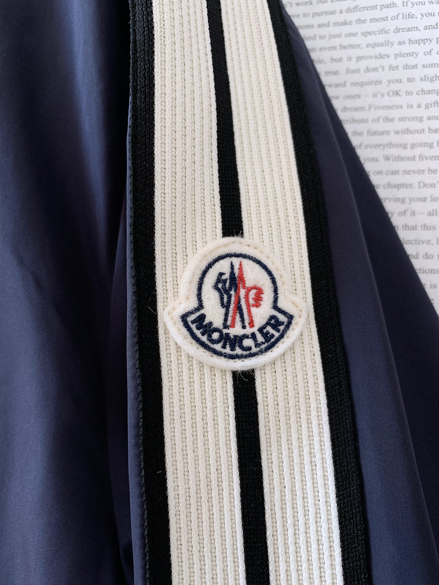 
Moncler 蒙口 2025FW早秋新品 
Olan连帽轻盈夹克。衣袖饰有独特条纹织带设计，经典运动