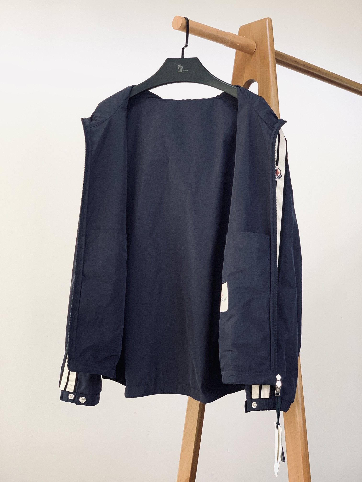 
Moncler 蒙口 2025FW早秋新品 
Olan连帽轻盈夹克。衣袖饰有独特条纹织带设计，经典运动