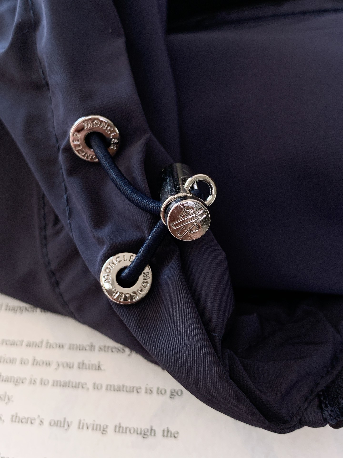 
Moncler 蒙口 2025FW早秋新品 
Olan连帽轻盈夹克。衣袖饰有独特条纹织带设计，经典运动