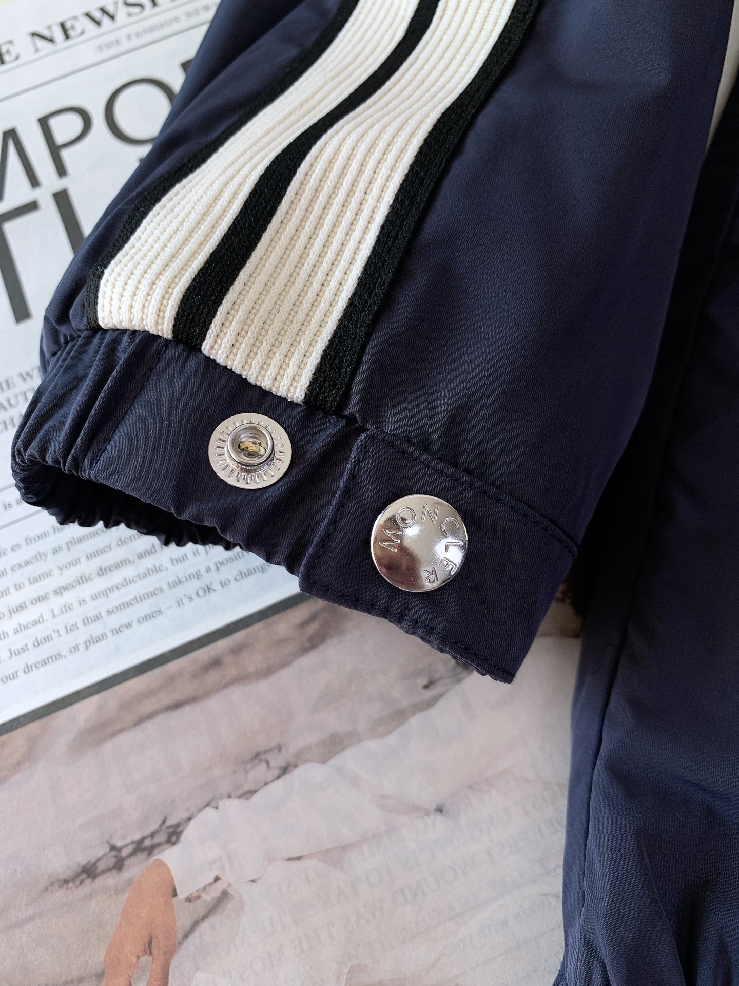 
Moncler 蒙口 2025FW早秋新品 
Olan连帽轻盈夹克。衣袖饰有独特条纹织带设计，经典运动