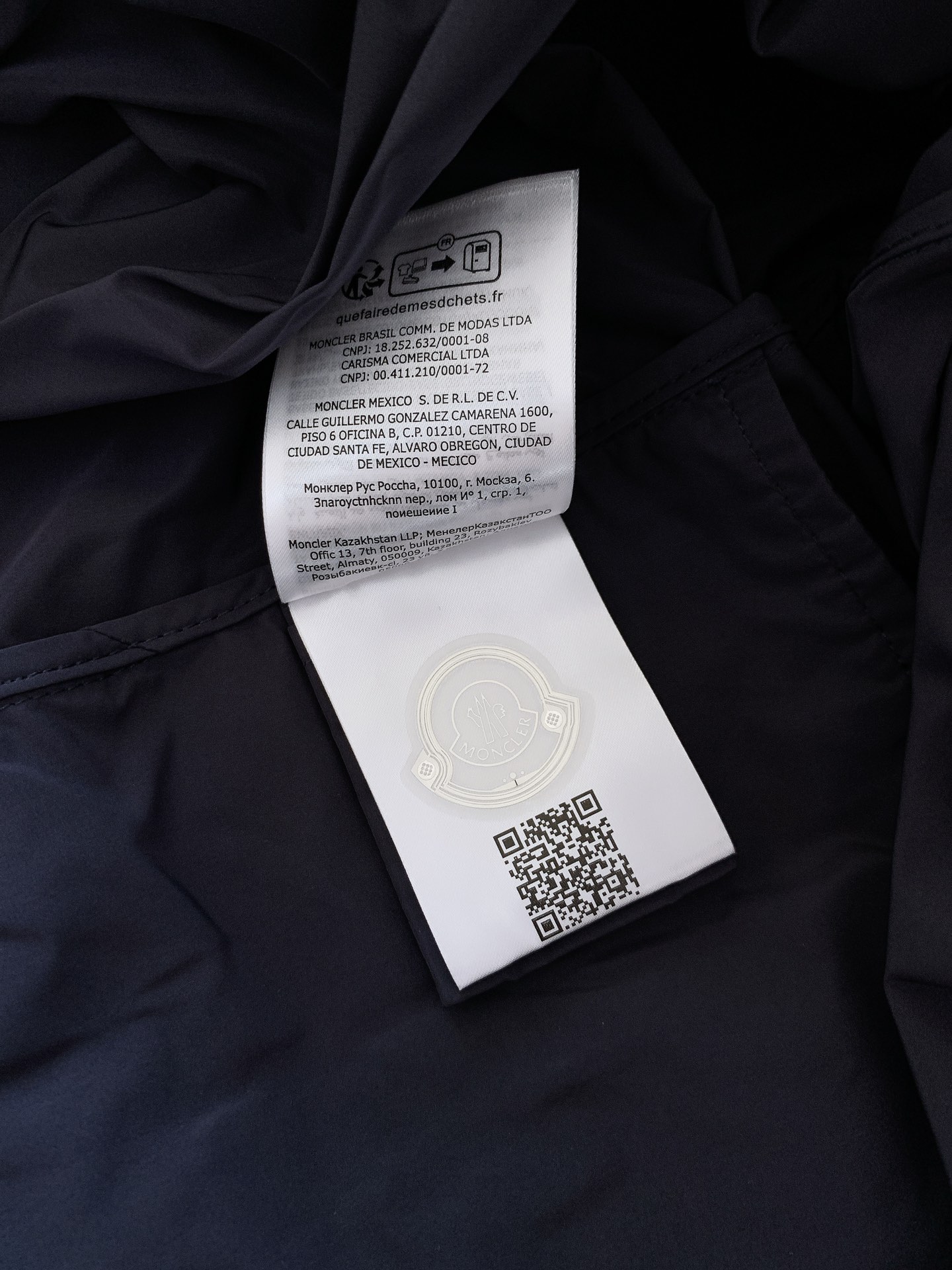 
Moncler 蒙口 2025FW早秋新品 
Olan连帽轻盈夹克。衣袖饰有独特条纹织带设计，经典运动