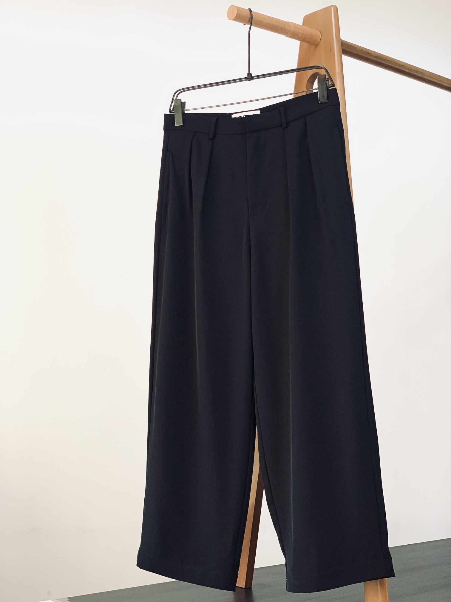 
Loewe 罗意威 刺绣直筒长裤👖
罗意威刺绣直筒长裤 | 舒适与垂坠感并存
采用96%粘胶纤维 + 