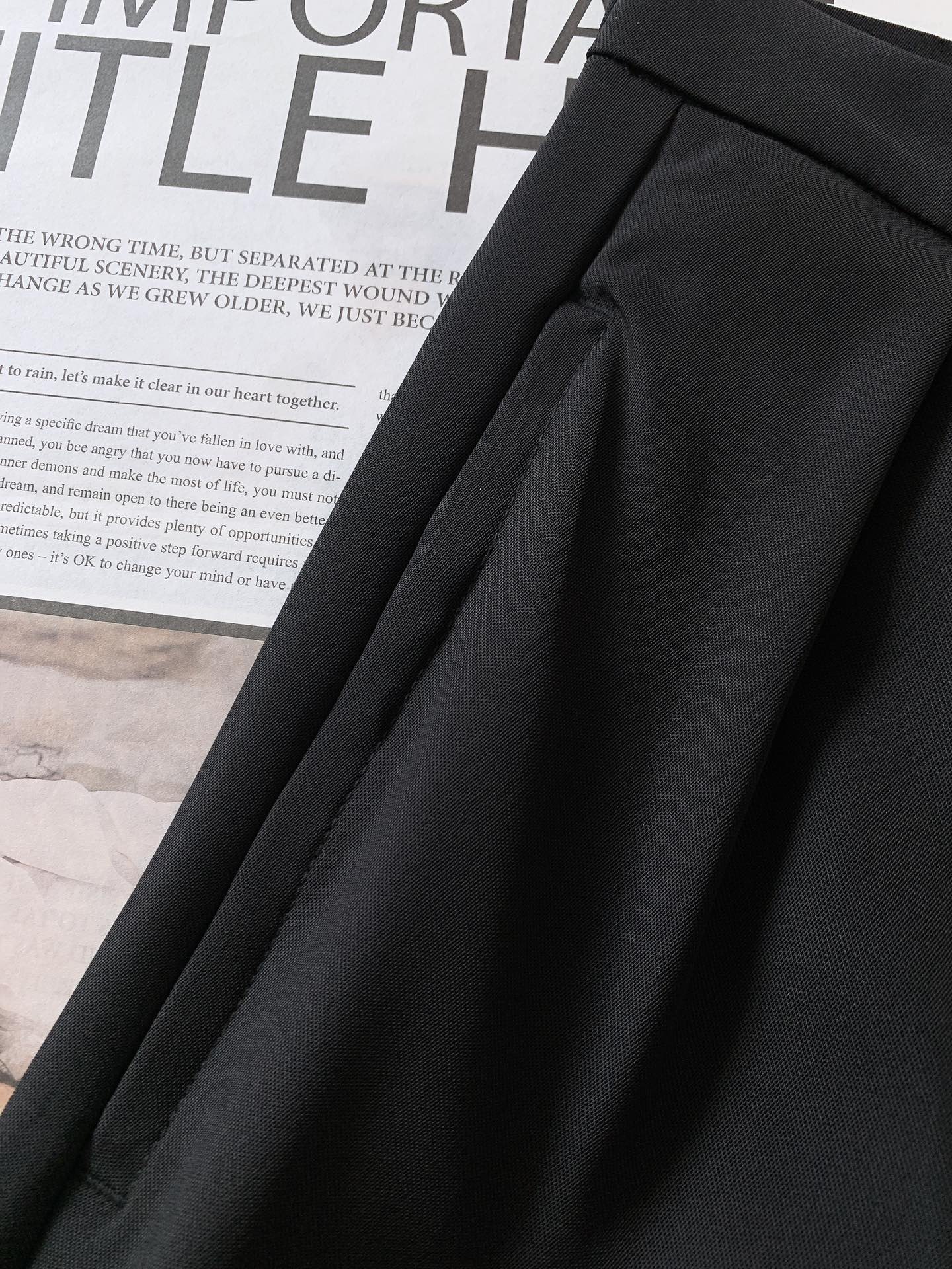 
Loewe 罗意威 刺绣直筒长裤👖
罗意威刺绣直筒长裤 | 舒适与垂坠感并存
采用96%粘胶纤维 + 