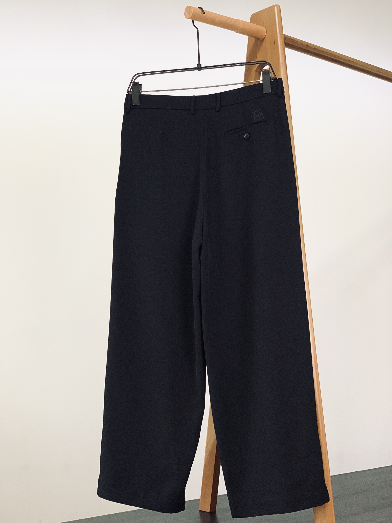 
Loewe 罗意威 刺绣直筒长裤👖
罗意威刺绣直筒长裤 | 舒适与垂坠感并存
采用96%粘胶纤维 + 