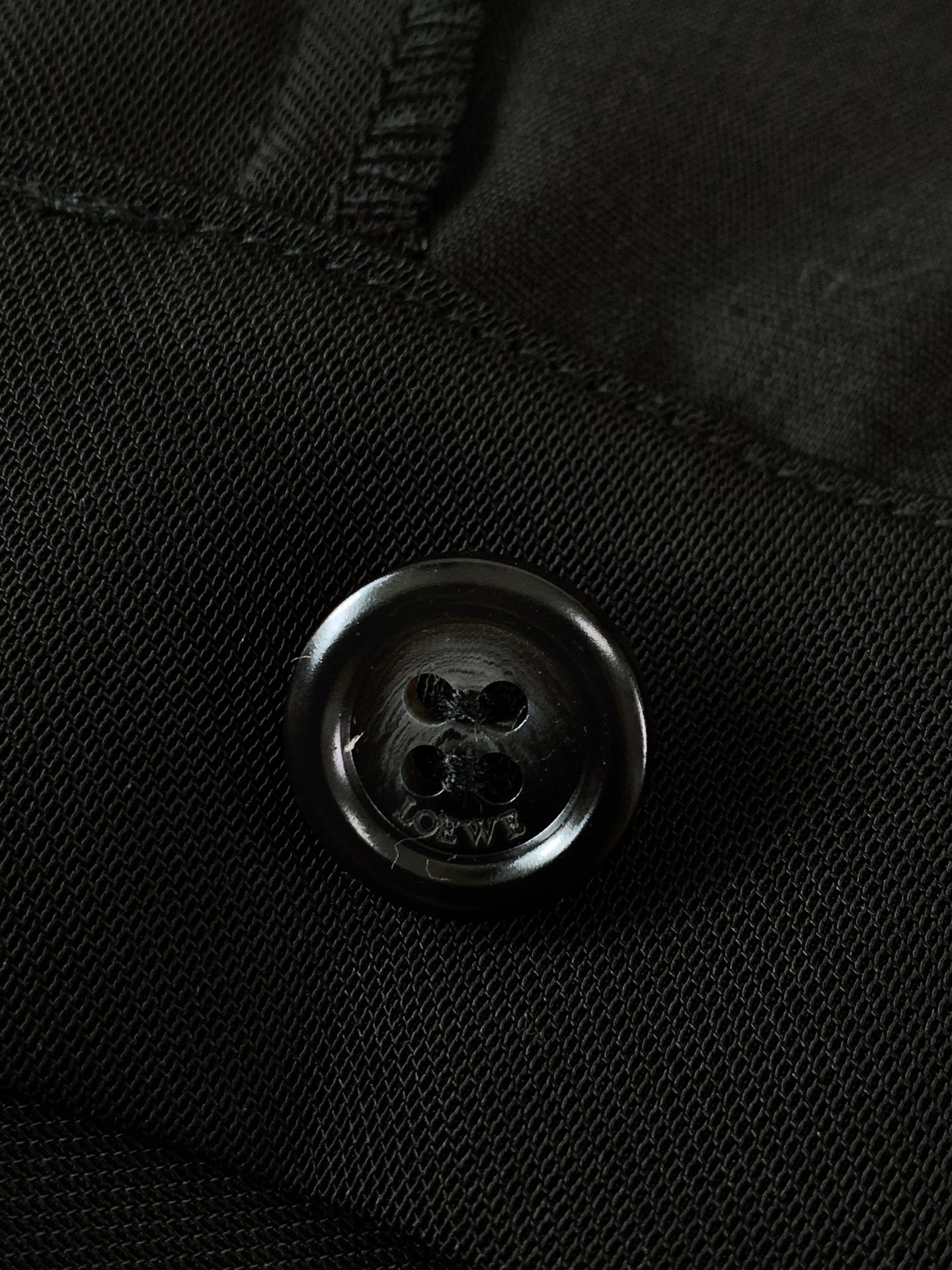 
Loewe 罗意威 刺绣直筒长裤👖
罗意威刺绣直筒长裤 | 舒适与垂坠感并存
采用96%粘胶纤维 + 