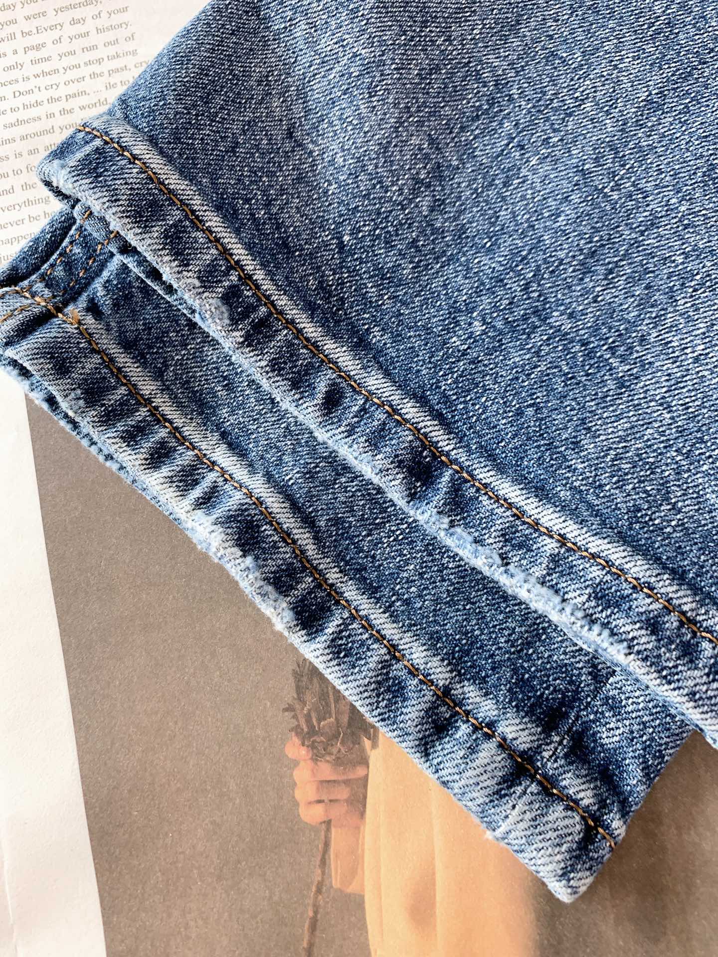 
TOM FORD 汤姆.福德 2025FW早秋新品 
这款牛仔裤👖，以经典牛仔蓝为主色调，深浅不一的水