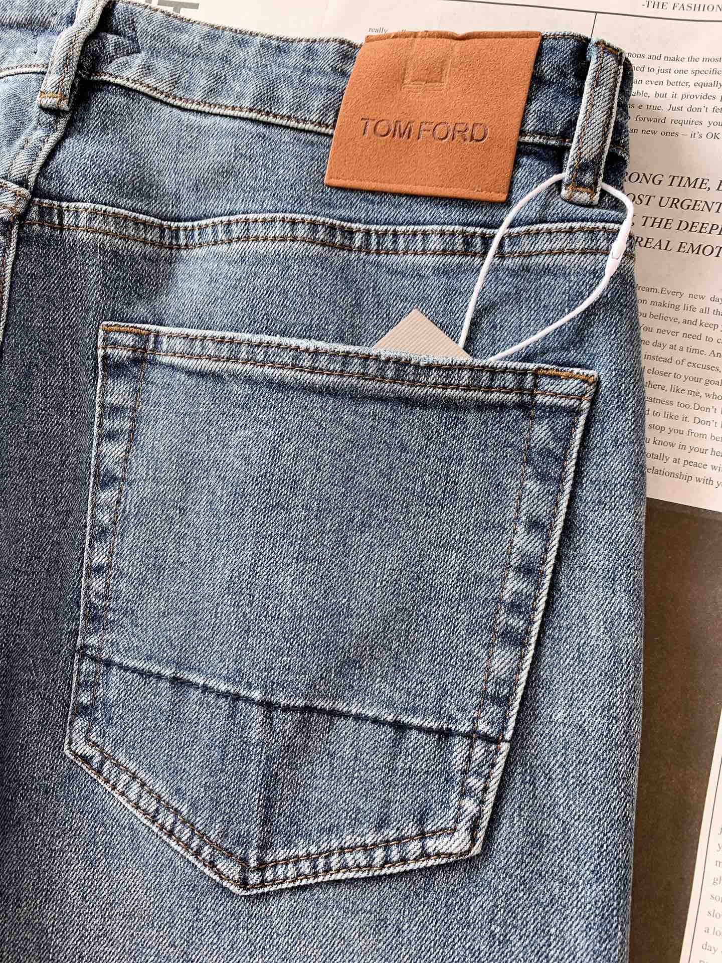 
TOM FORD 汤姆.福德 2025FW早秋新品 
这款牛仔裤👖，以经典牛仔蓝为主色调，深浅不一的水