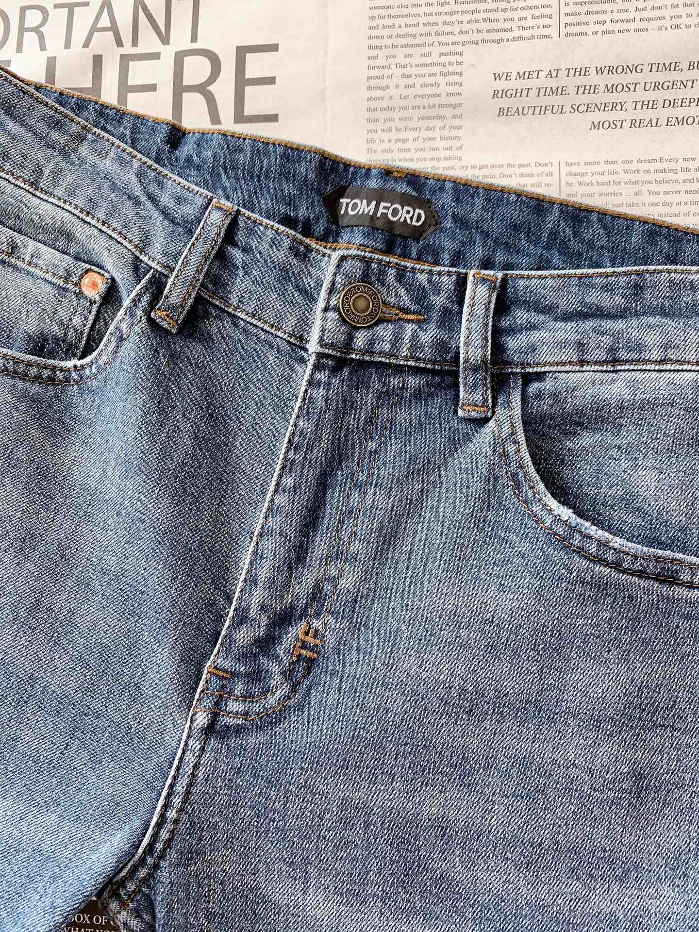 
TOM FORD 汤姆.福德 2025FW早秋新品 
这款牛仔裤👖，以经典牛仔蓝为主色调，深浅不一的水