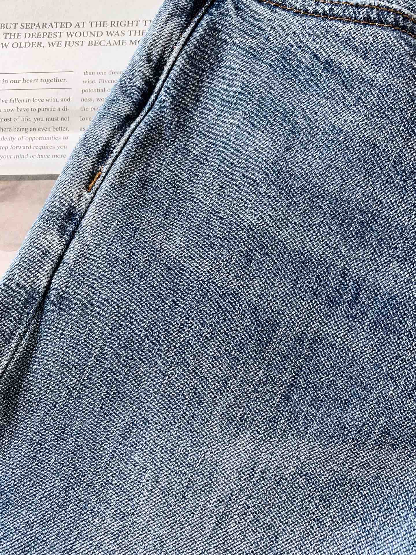 
TOM FORD 汤姆.福德 2025FW早秋新品 
这款牛仔裤👖，以经典牛仔蓝为主色调，深浅不一的水