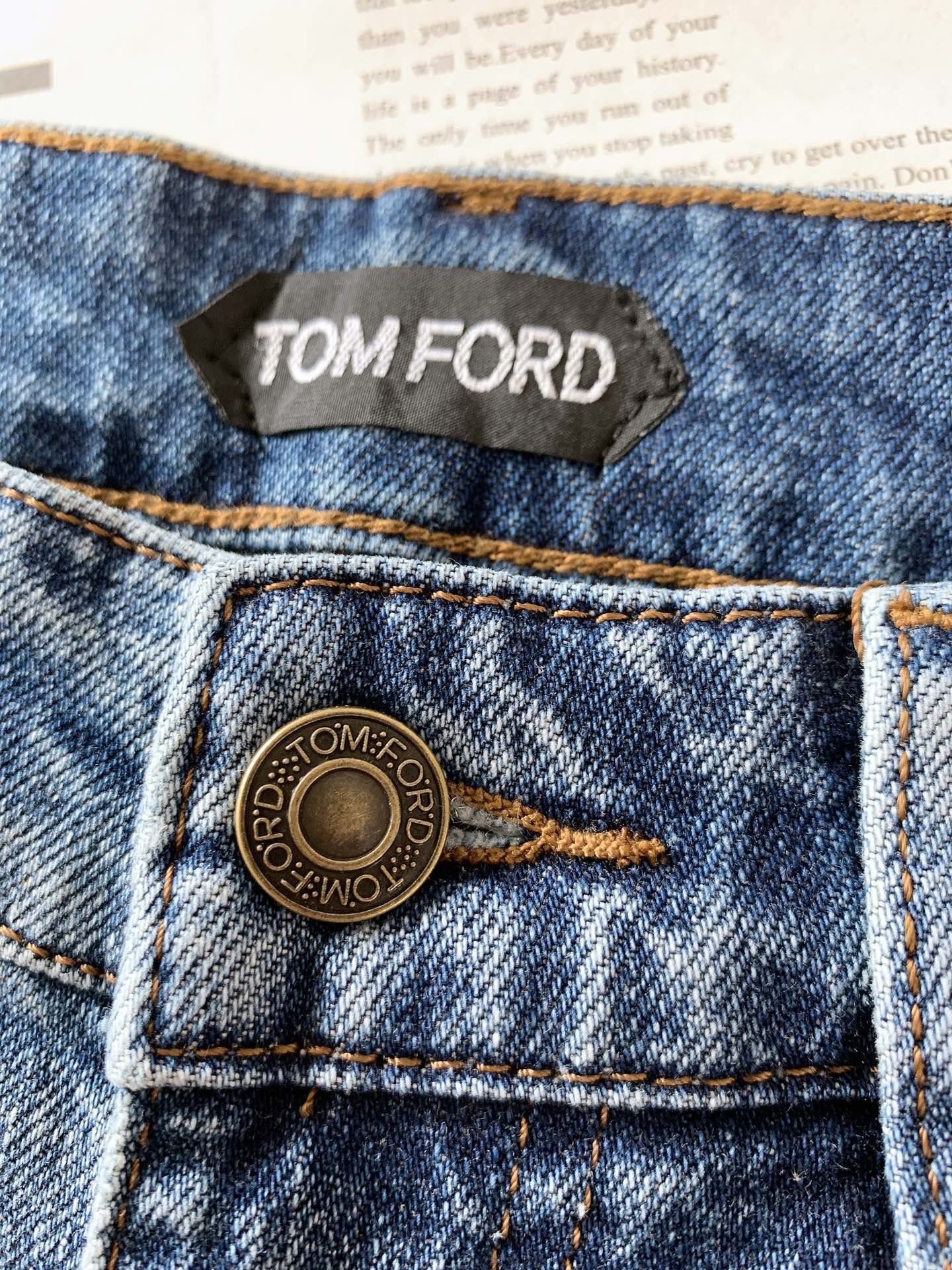 
TOM FORD 汤姆.福德 2025FW早秋新品 
这款牛仔裤👖，以经典牛仔蓝为主色调，深浅不一的水