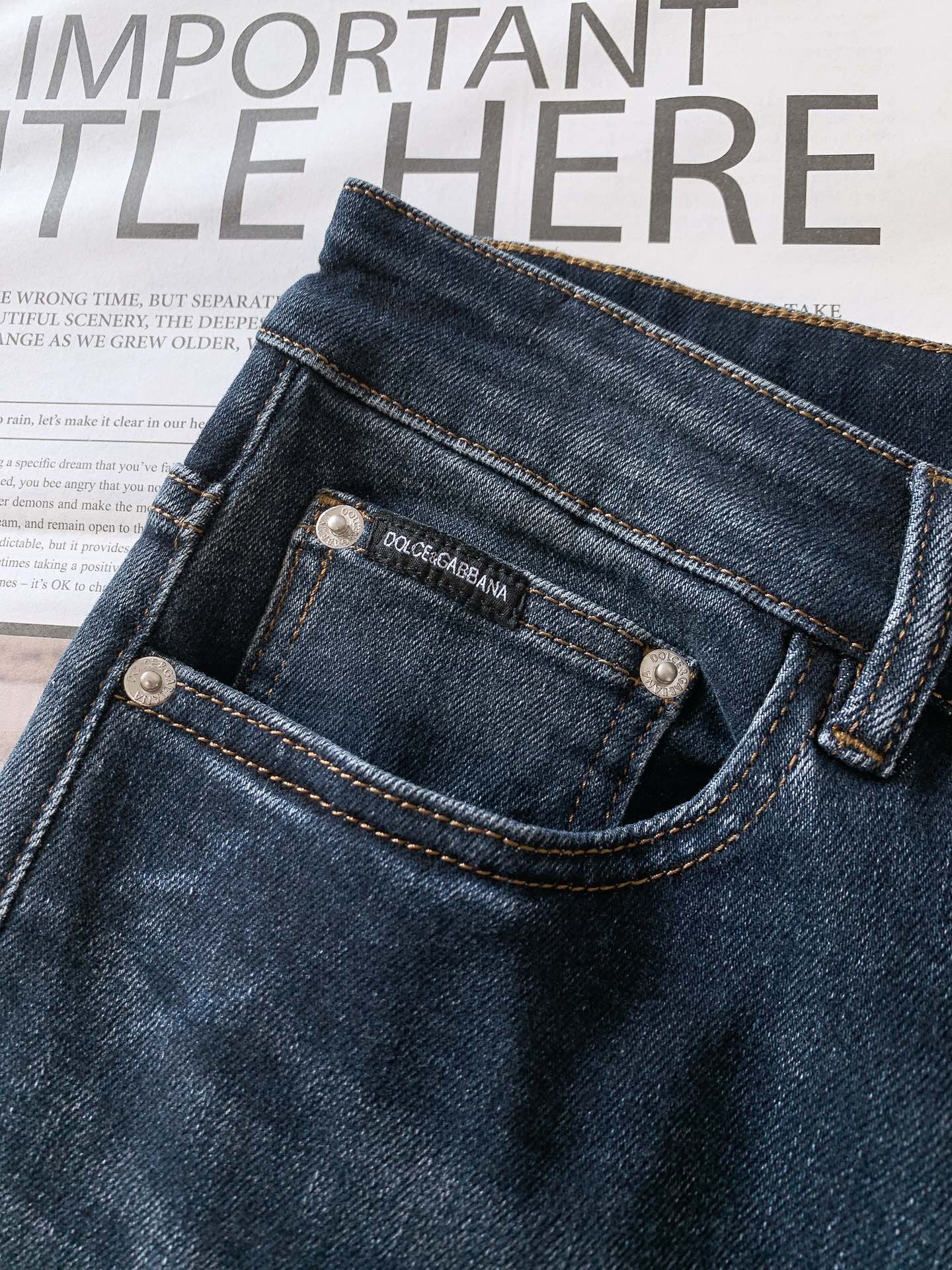 
DOLCE&GABBANA 杜嘉班纳 2025FW早秋新品 极具DG家美学基调的一款牛仔裤👖，以面料和