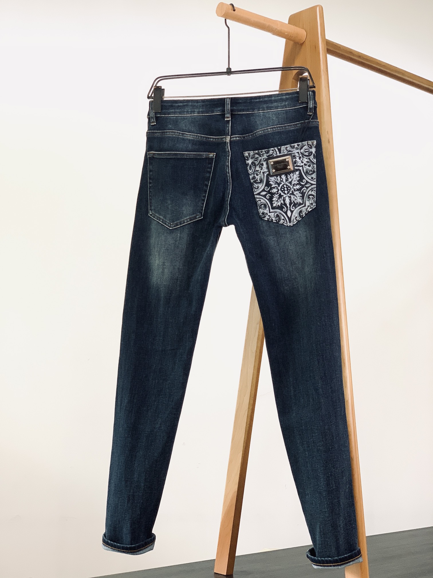 
DOLCE&GABBANA 杜嘉班纳 2025FW早秋新品 极具DG家美学基调的一款牛仔裤👖，以面料和