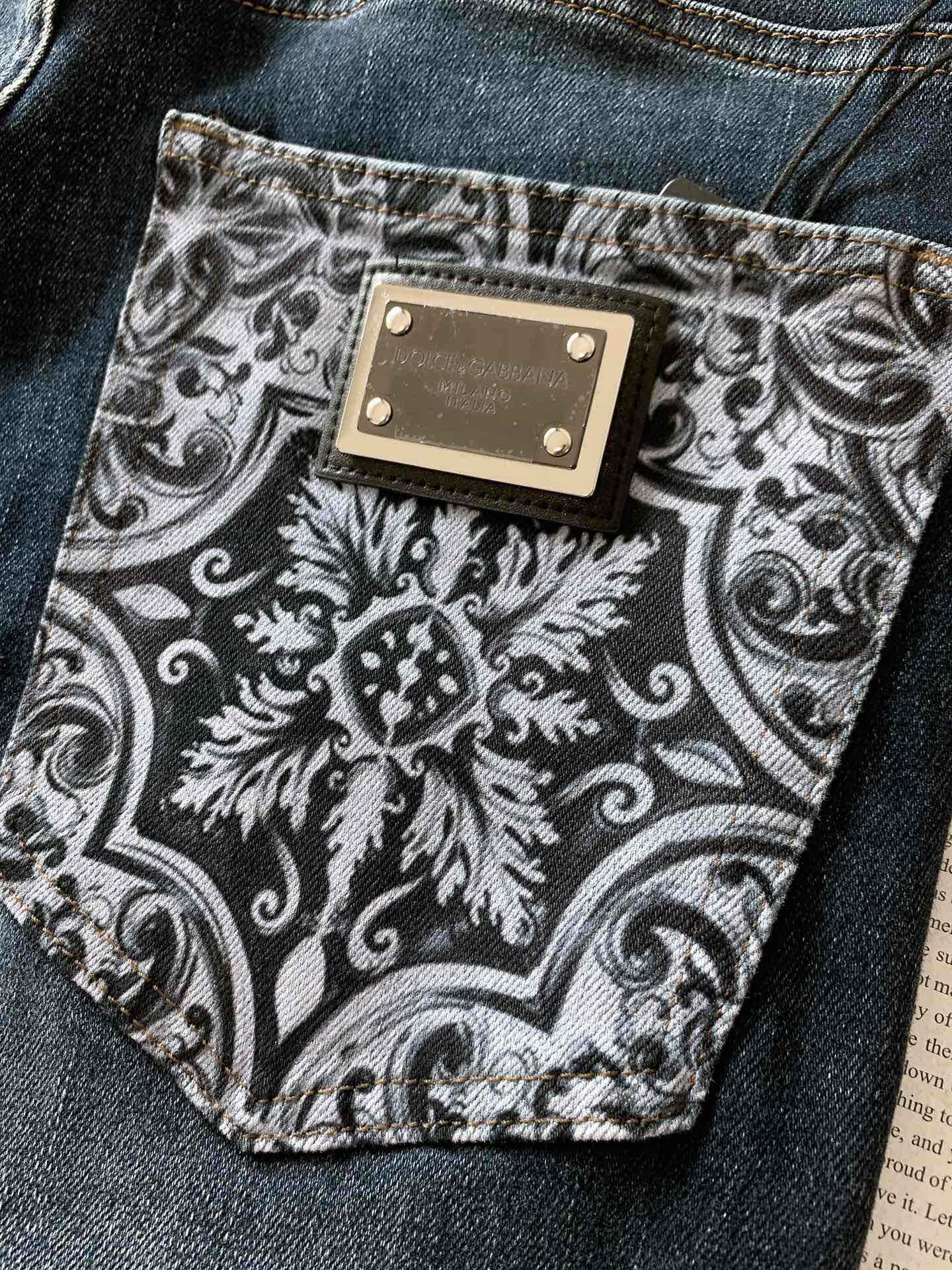 
DOLCE&GABBANA 杜嘉班纳 2025FW早秋新品 极具DG家美学基调的一款牛仔裤👖，以面料和