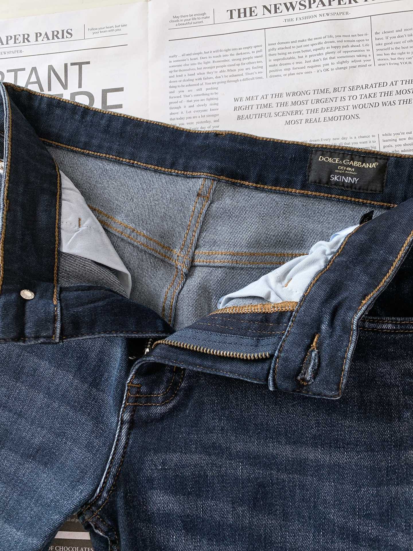 
DOLCE&GABBANA 杜嘉班纳 2025FW早秋新品 极具DG家美学基调的一款牛仔裤👖，以面料和