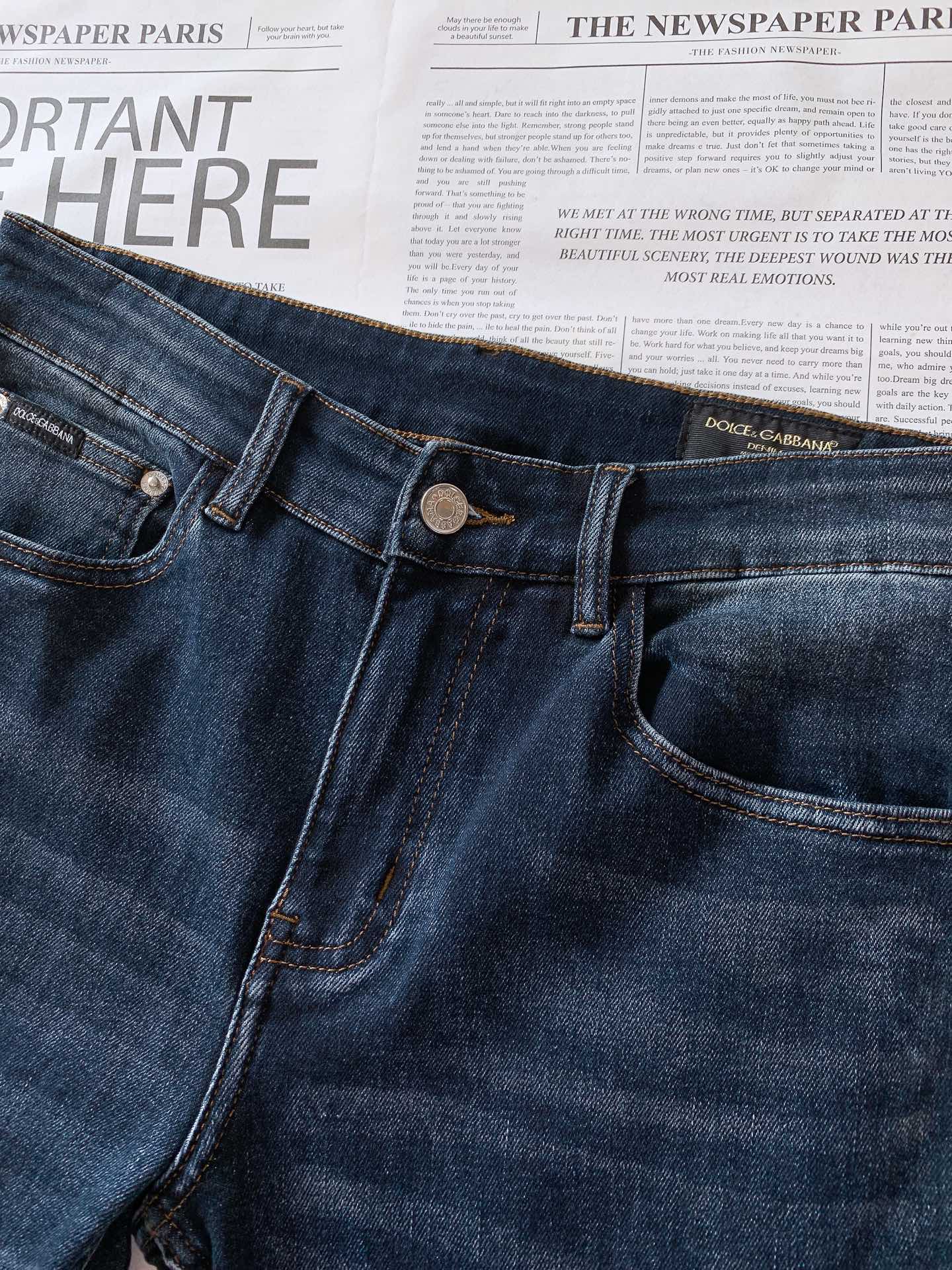 
DOLCE&GABBANA 杜嘉班纳 2025FW早秋新品 极具DG家美学基调的一款牛仔裤👖，以面料和