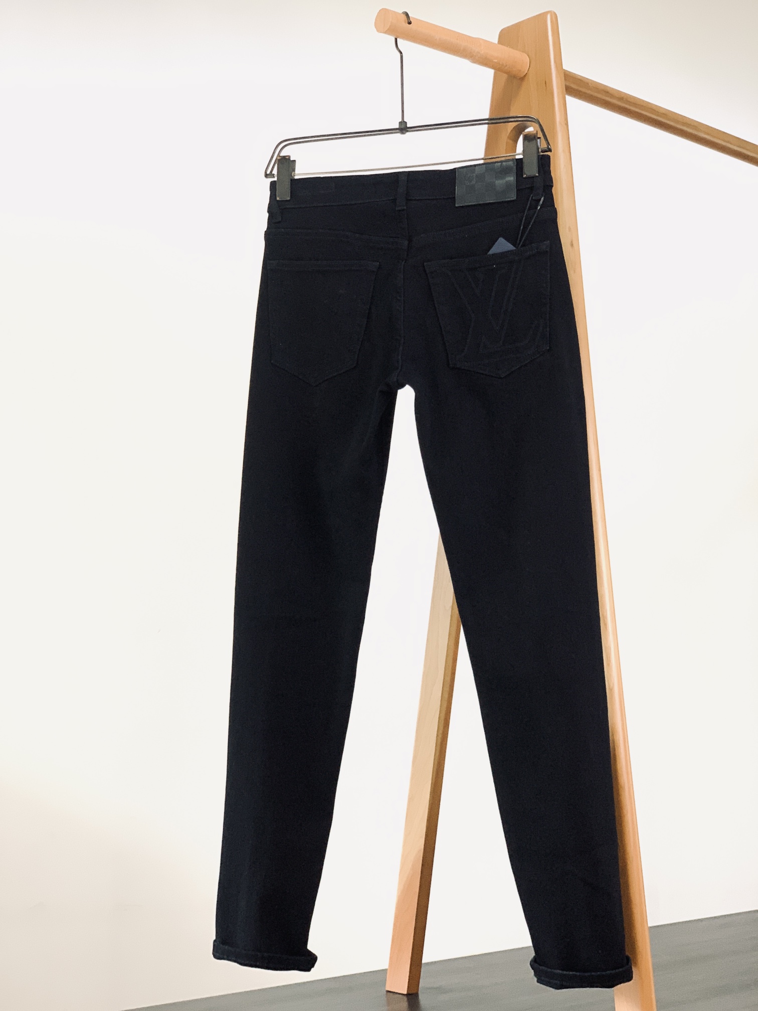 
LouisVuitton 路易威登 2025FW早秋新品 
采用深邃牛仔蓝的面料，颜色浓郁且富有质感。