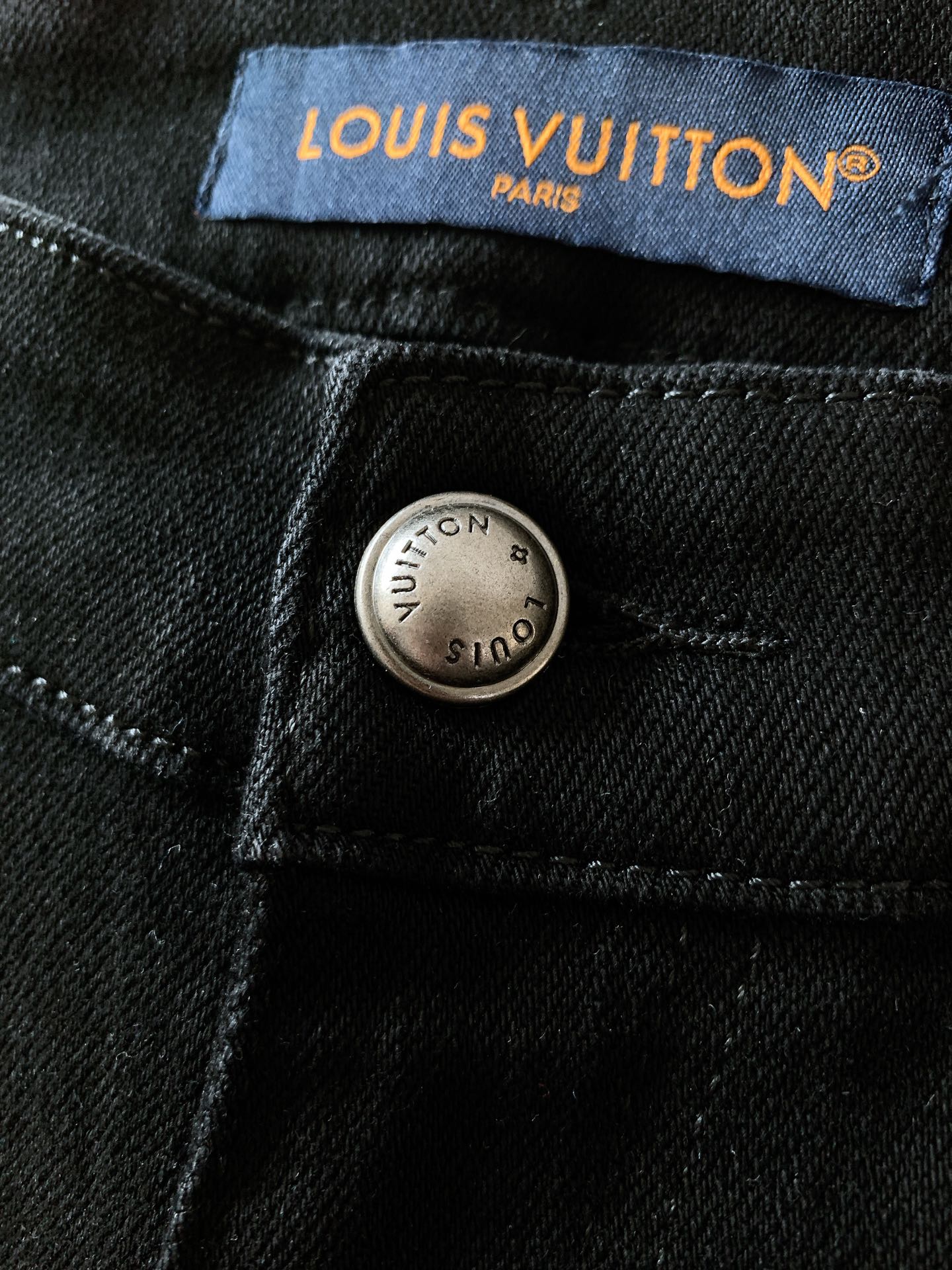 
LouisVuitton 路易威登 2025FW早秋新品 
采用深邃牛仔蓝的面料，颜色浓郁且富有质感。